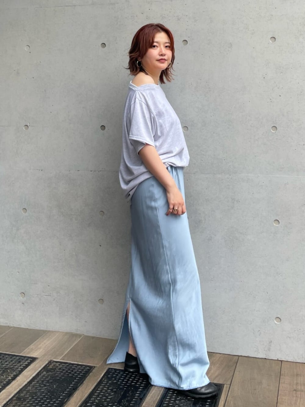 グレー系のTシャツ/カットソー、ブルー系のスカートを着用したレディースの夏コーディネートの2枚目の写真