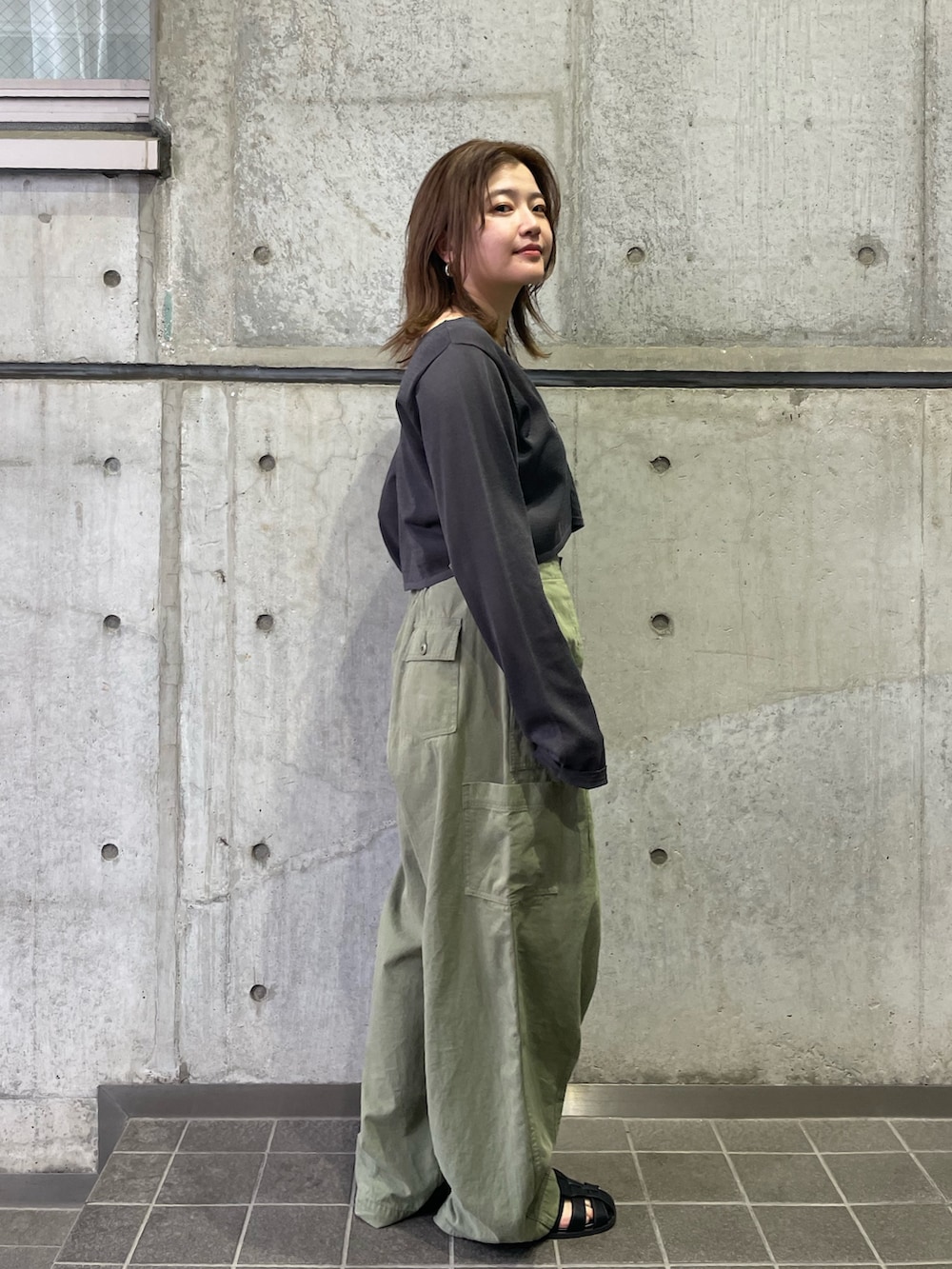 グリーン系のその他パンツ、グレー系のカーディガン/ボレロ、ブラック系のサンダルを着用したレディースの春コーディネートの4枚目の写真