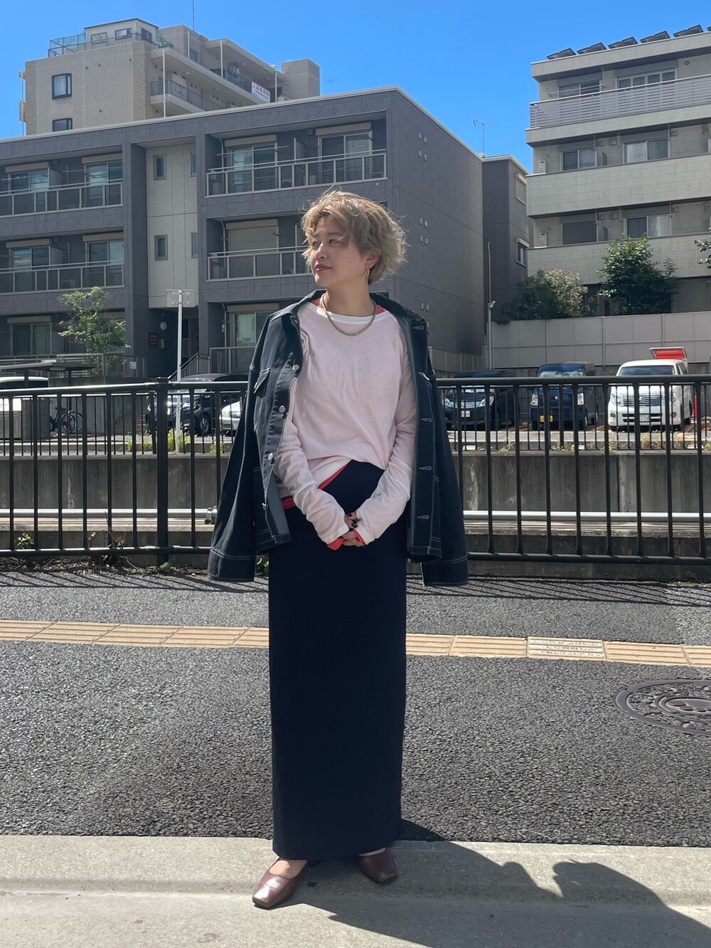 ホワイト系のTシャツ/カットソー、レッド系のTシャツ/カットソー、ブルー系のスカートを着用したレディースの秋コーディネートの2枚目の写真
