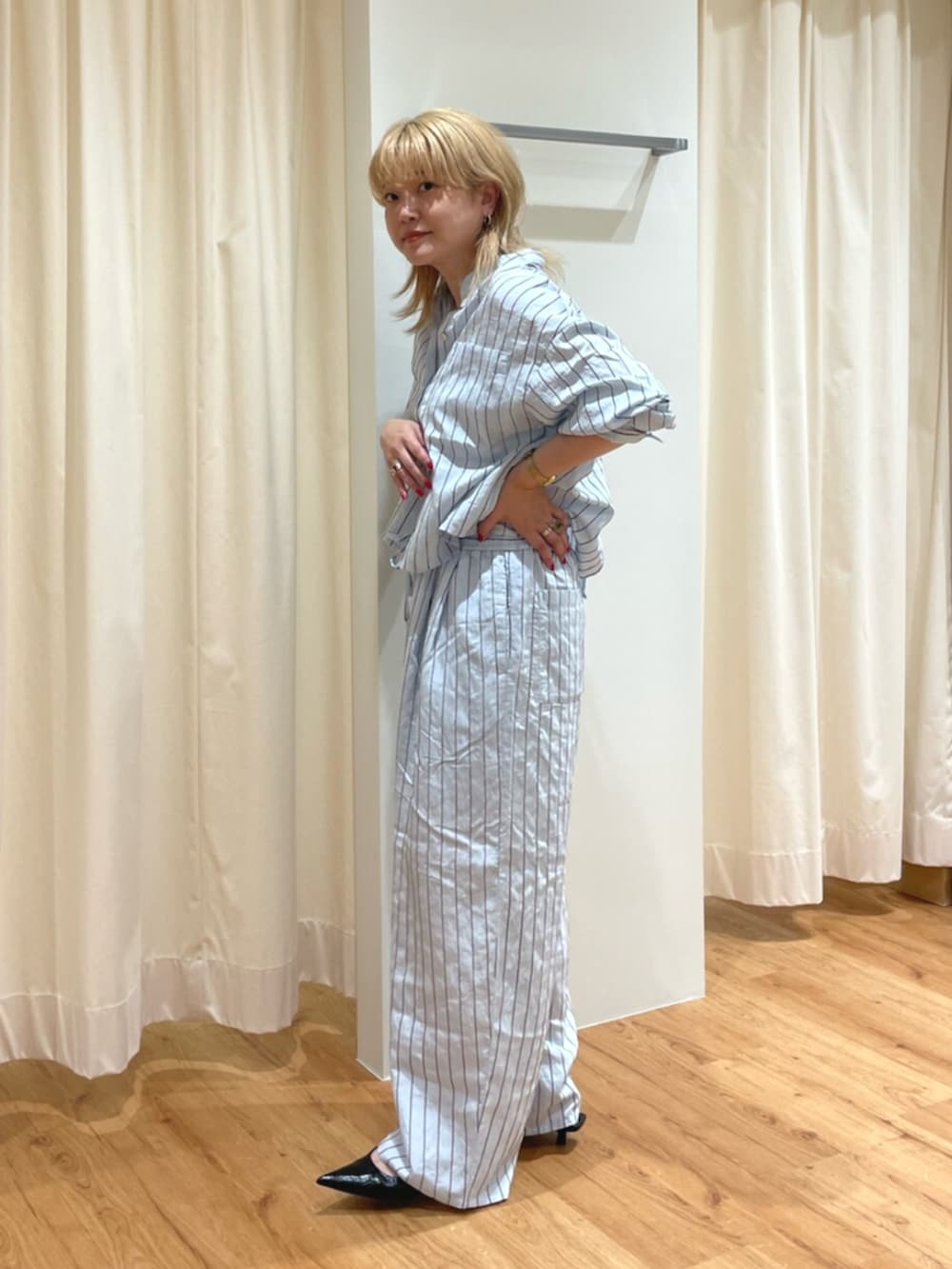 ブルー系のシャツ/ブラウス、ブルー系のその他パンツを着用したレディースの夏コーディネートの2枚目の写真