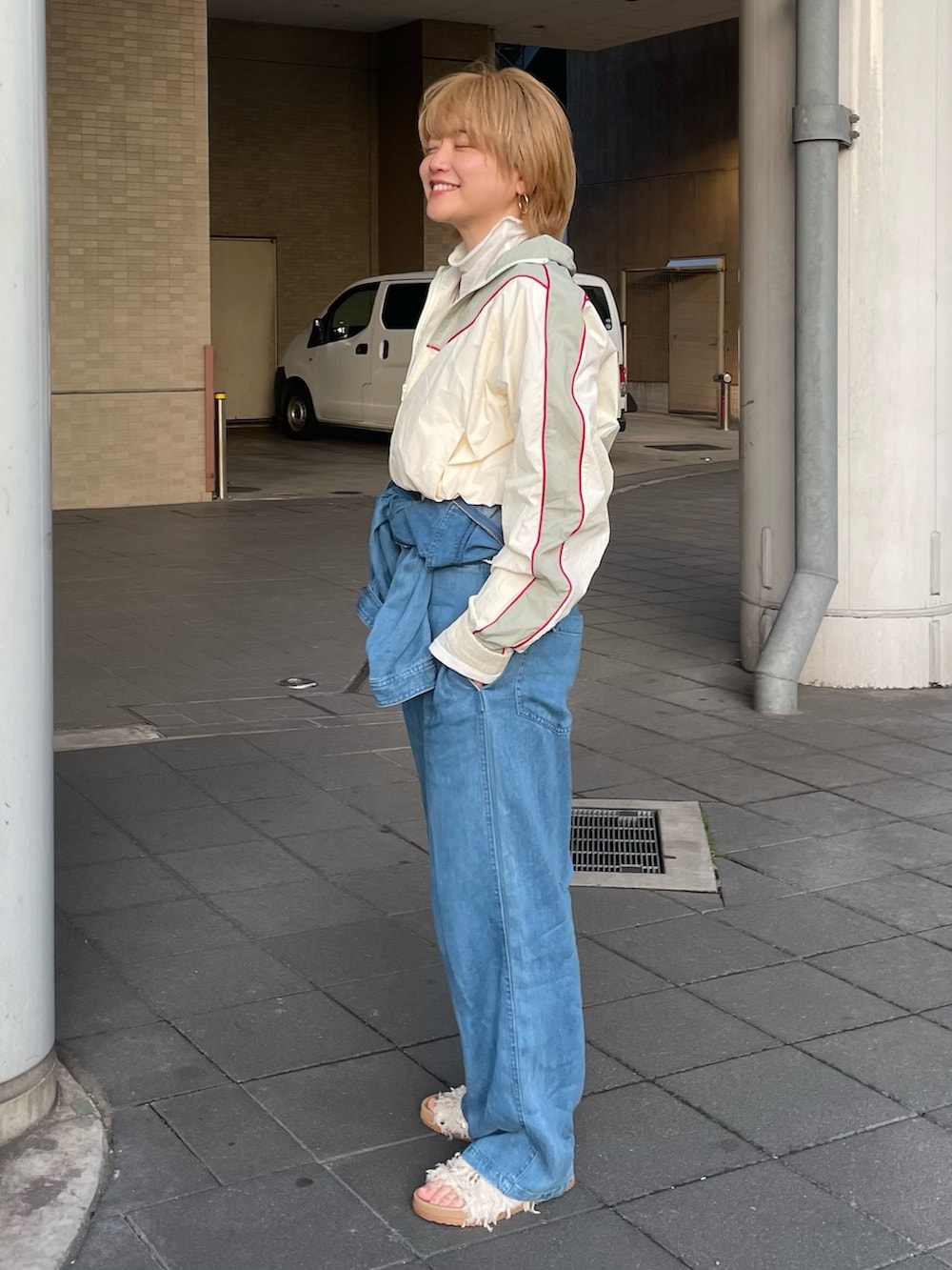 ホワイト系のブルゾン、パープル系のTシャツ/カットソー、ブルー系のつなぎ/オールインワンを着用したレディースの冬コーディネートの2枚目の写真