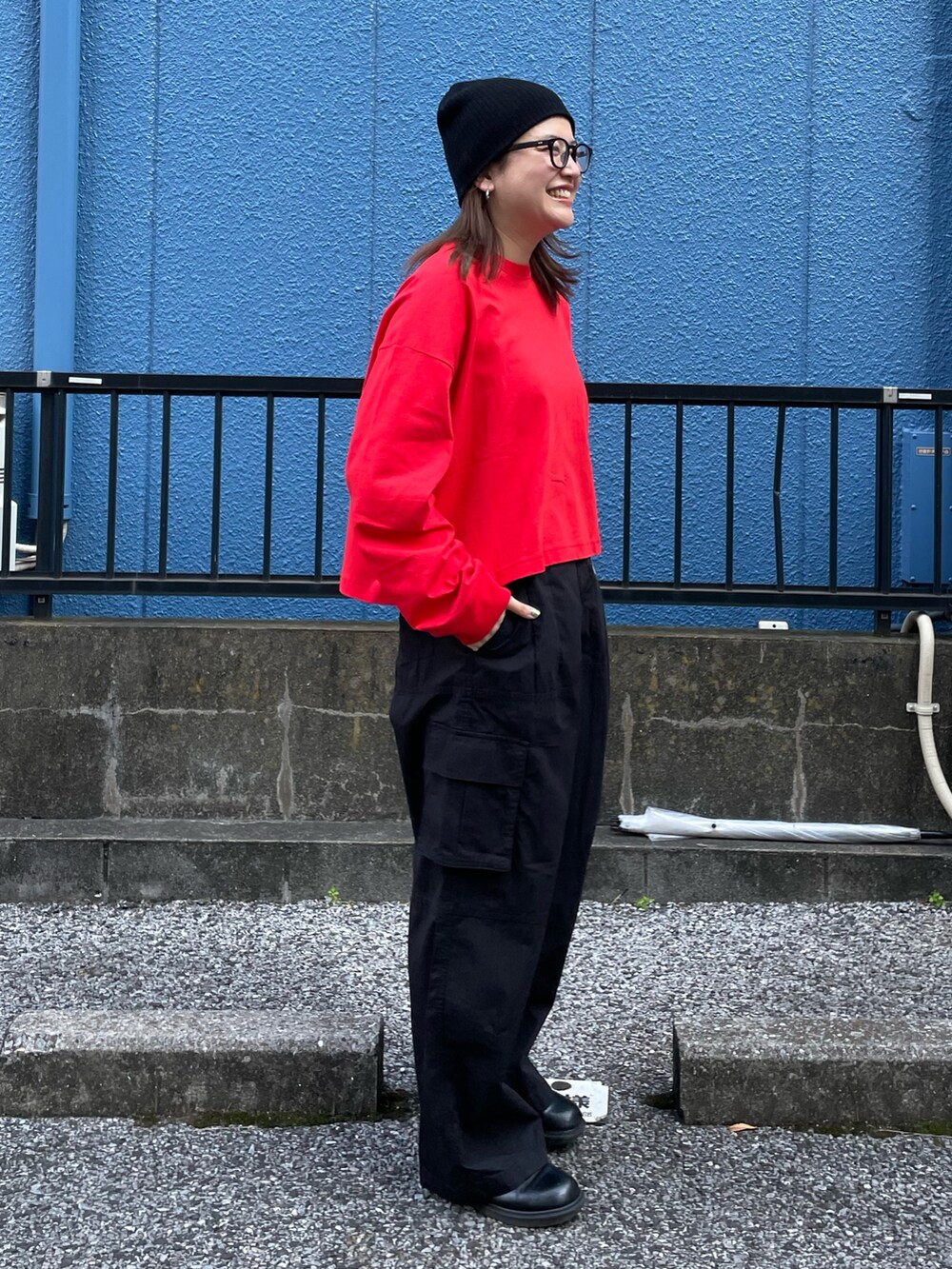 レッド系のTシャツ/カットソー、ブラック系のその他パンツ、ブラック系のニットキャップ/ビーニーを着用したレディースの冬コーディネートの2枚目の写真