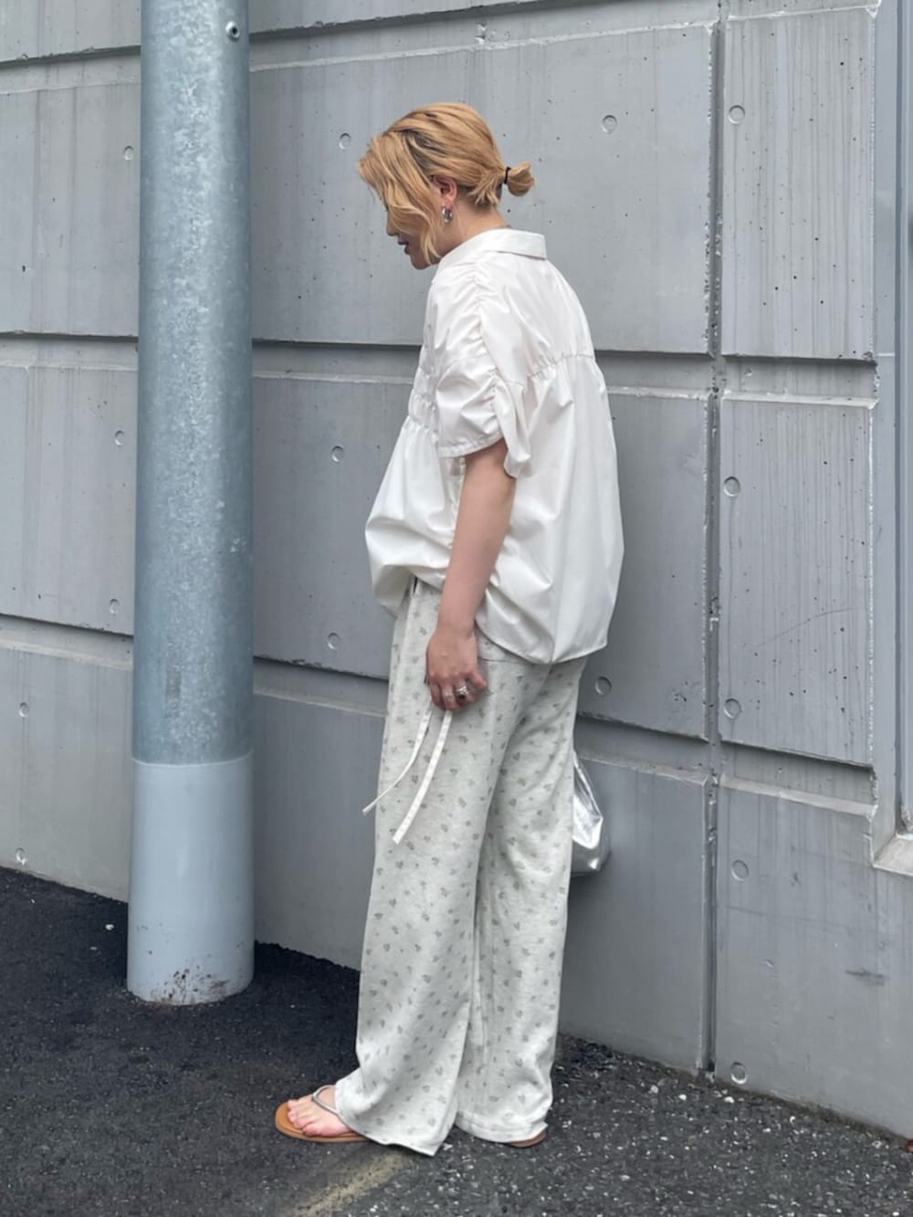 ホワイト系のシャツ/ブラウス、グレー系のその他パンツを着用したレディースの夏コーディネートの2枚目の写真
