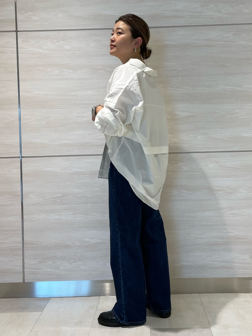 ホワイト系のシャツ/ブラウス、ブルー系のデニムパンツを着用したレディースの夏コーディネートの2枚目の写真