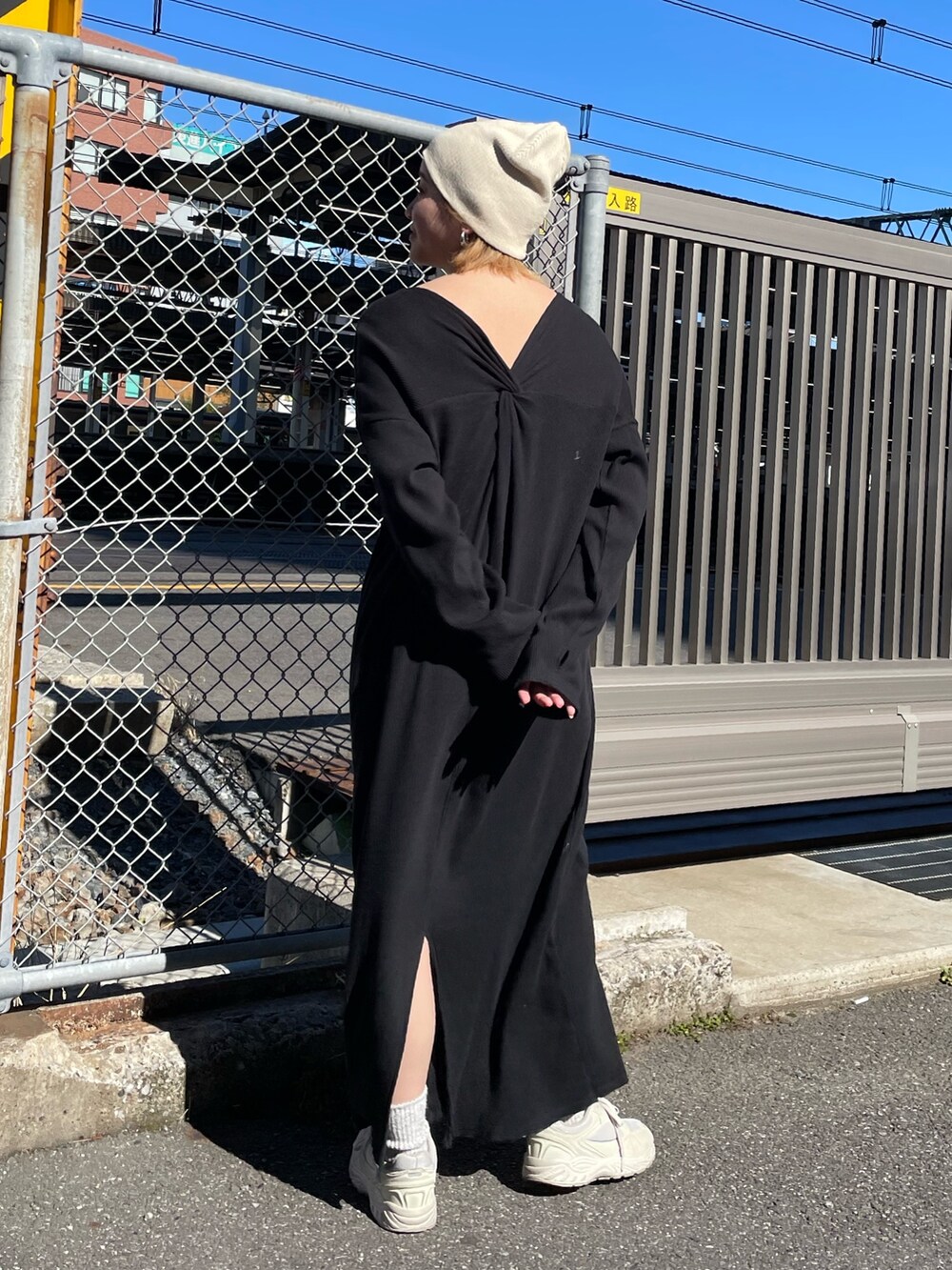 ブラック系のワンピース、ホワイト系のニットキャップ/ビーニーを着用したレディースの春コーディネートの3枚目の写真