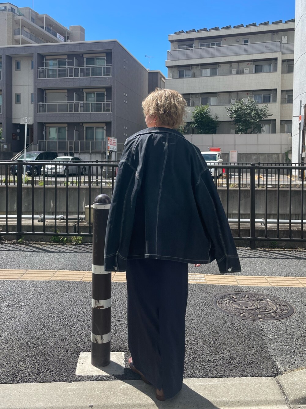 ホワイト系のTシャツ/カットソー、レッド系のTシャツ/カットソー、ブルー系のスカートを着用したレディースの秋コーディネートの4枚目の写真