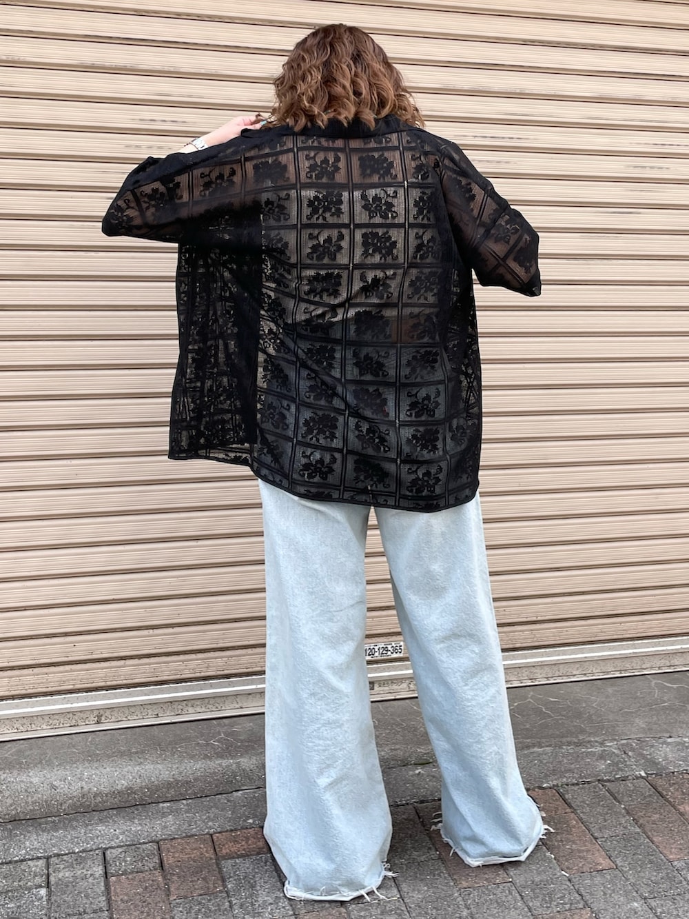 ブラック系のシャツ/ブラウス、ホワイト系のキャミソール、ブルー系のデニムパンツを着用したレディースの春コーディネートの3枚目の写真