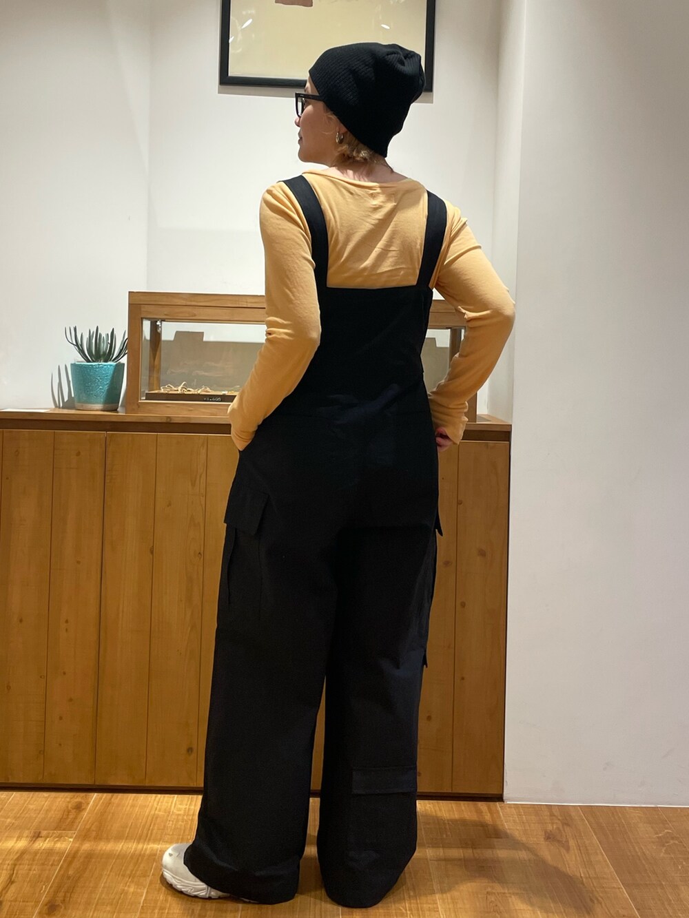 ブラック系のつなぎ/オールインワン、オレンジ系のTシャツ/カットソー、イエロー系のTシャツ/カットソーを着用したレディースの春コーディネートの3枚目の写真