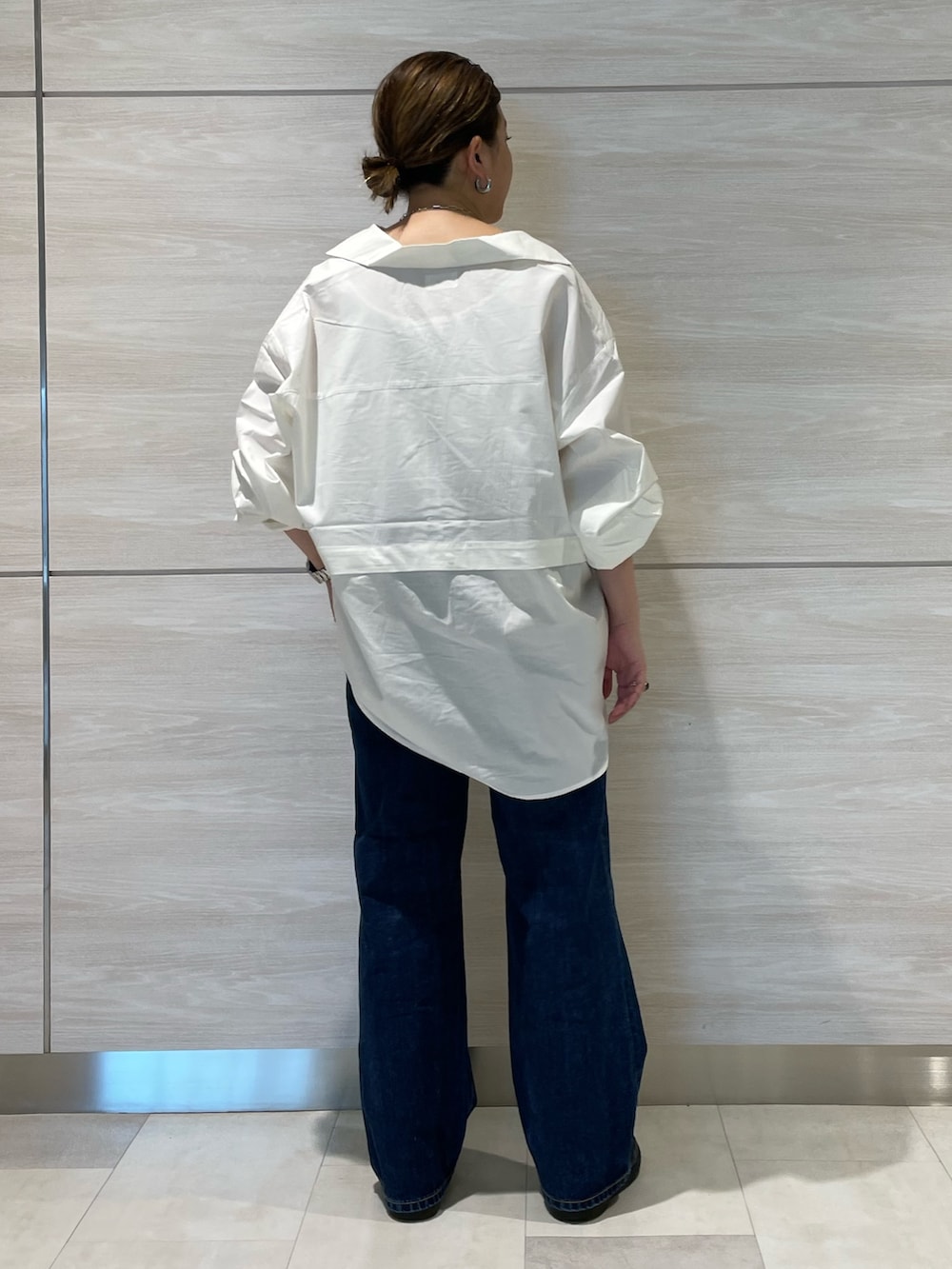 ホワイト系のシャツ/ブラウス、ブルー系のデニムパンツを着用したレディースの夏コーディネートの3枚目の写真