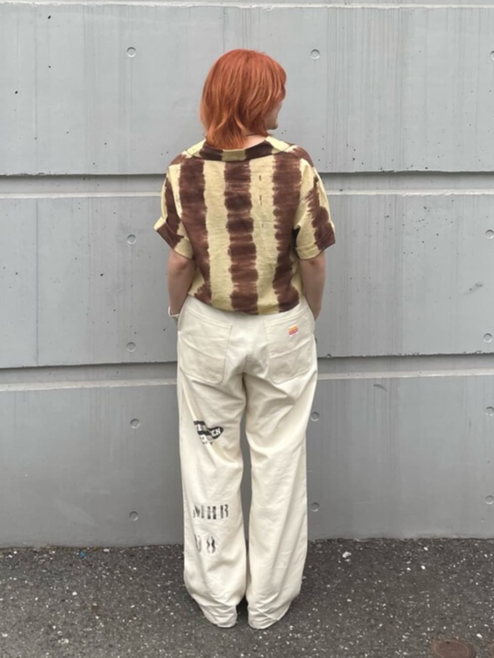 ブラウン系のシャツ/ブラウス、ホワイト系のその他パンツ、その他のサンダルを着用したレディースの夏コーディネートの2枚目の写真