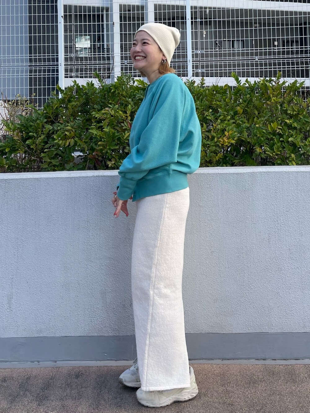 ブルー系のカーディガン/ボレロ、ホワイト系のスカート、ブラック系のニットキャップ/ビーニーを着用したレディースの春コーディネートの2枚目の写真