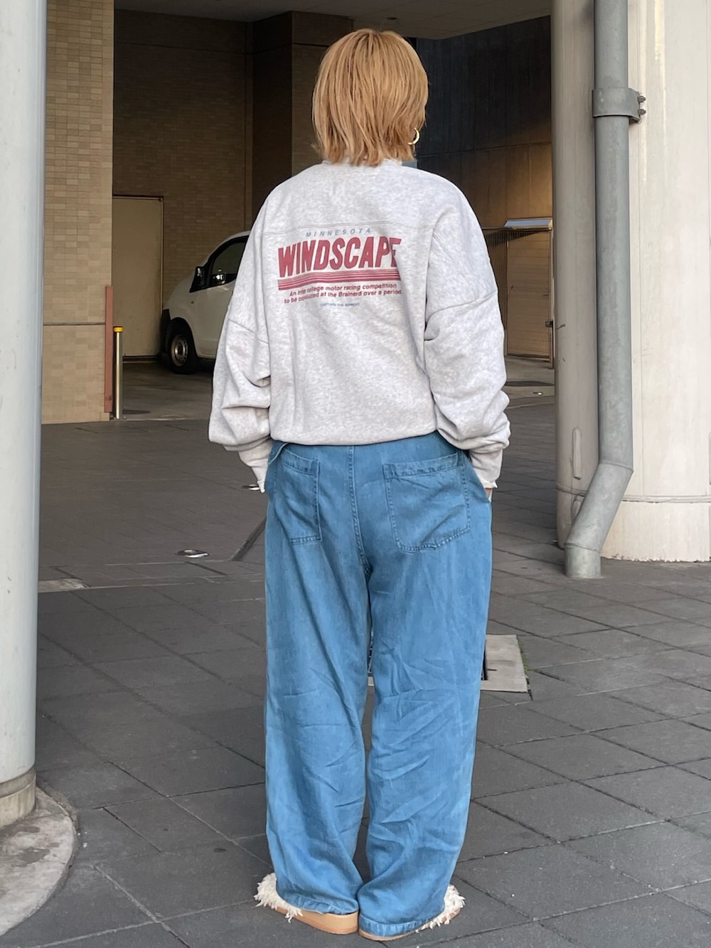 グレー系のスウェット、ホワイト系のTシャツ/カットソー、ブルー系のつなぎ/オールインワンを着用したレディースの冬コーディネートの3枚目の写真