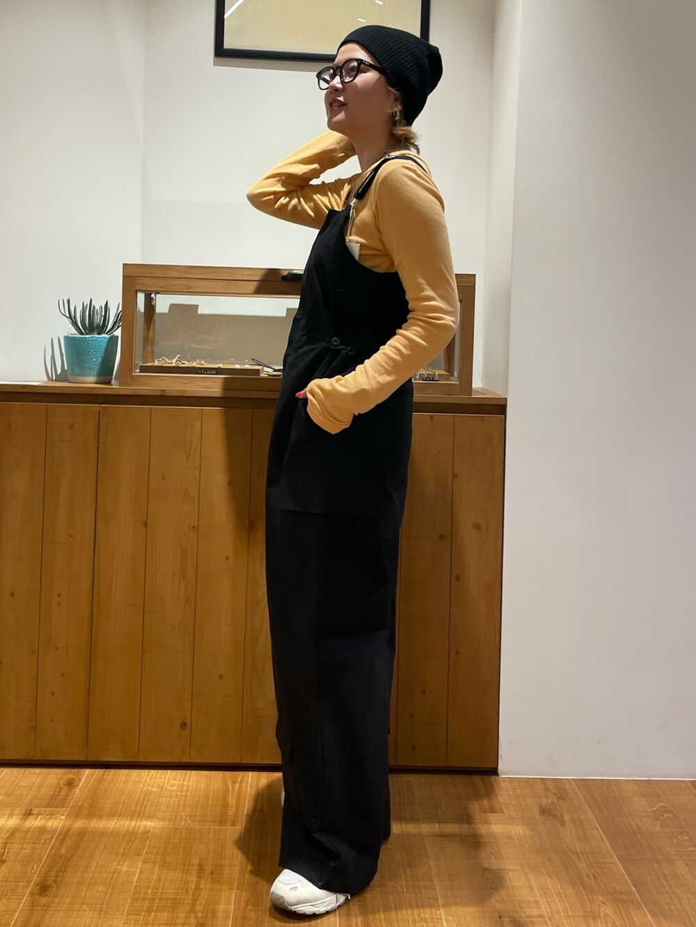 ブラック系のつなぎ/オールインワン、オレンジ系のTシャツ/カットソー、イエロー系のTシャツ/カットソーを着用したレディースの春コーディネートの2枚目の写真