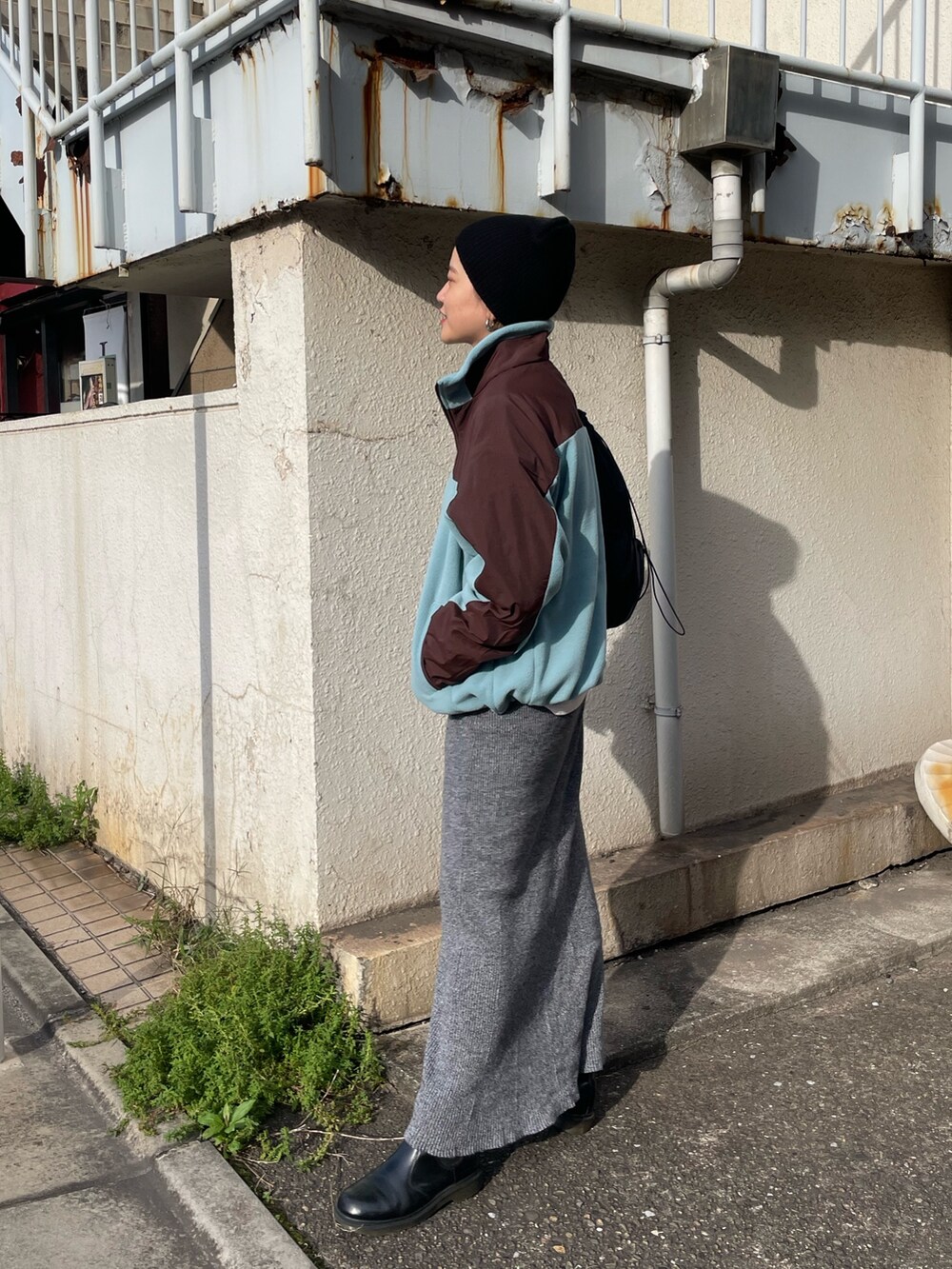 ブルー系のブルゾン、グレー系のスカート、ブラック系のニットキャップ/ビーニーを着用したレディースの秋コーディネートの2枚目の写真