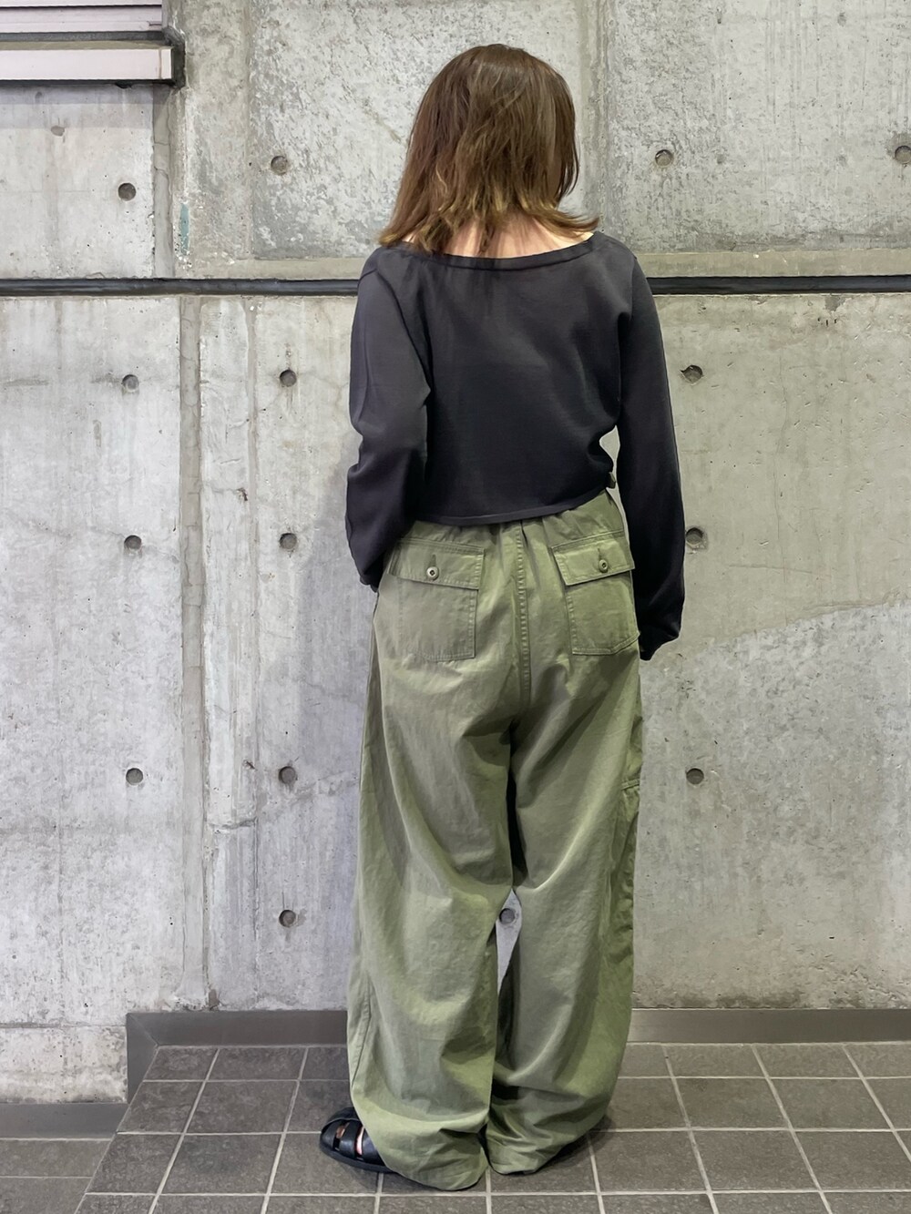 グリーン系のその他パンツ、グレー系のカーディガン/ボレロ、ブラック系のサンダルを着用したレディースの春コーディネートの3枚目の写真