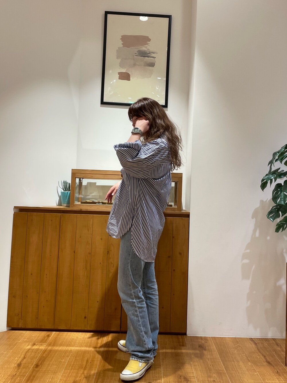 ブルー系のシャツ/ブラウス、ブルー系のデニムパンツを着用したレディースの冬コーディネートの3枚目の写真