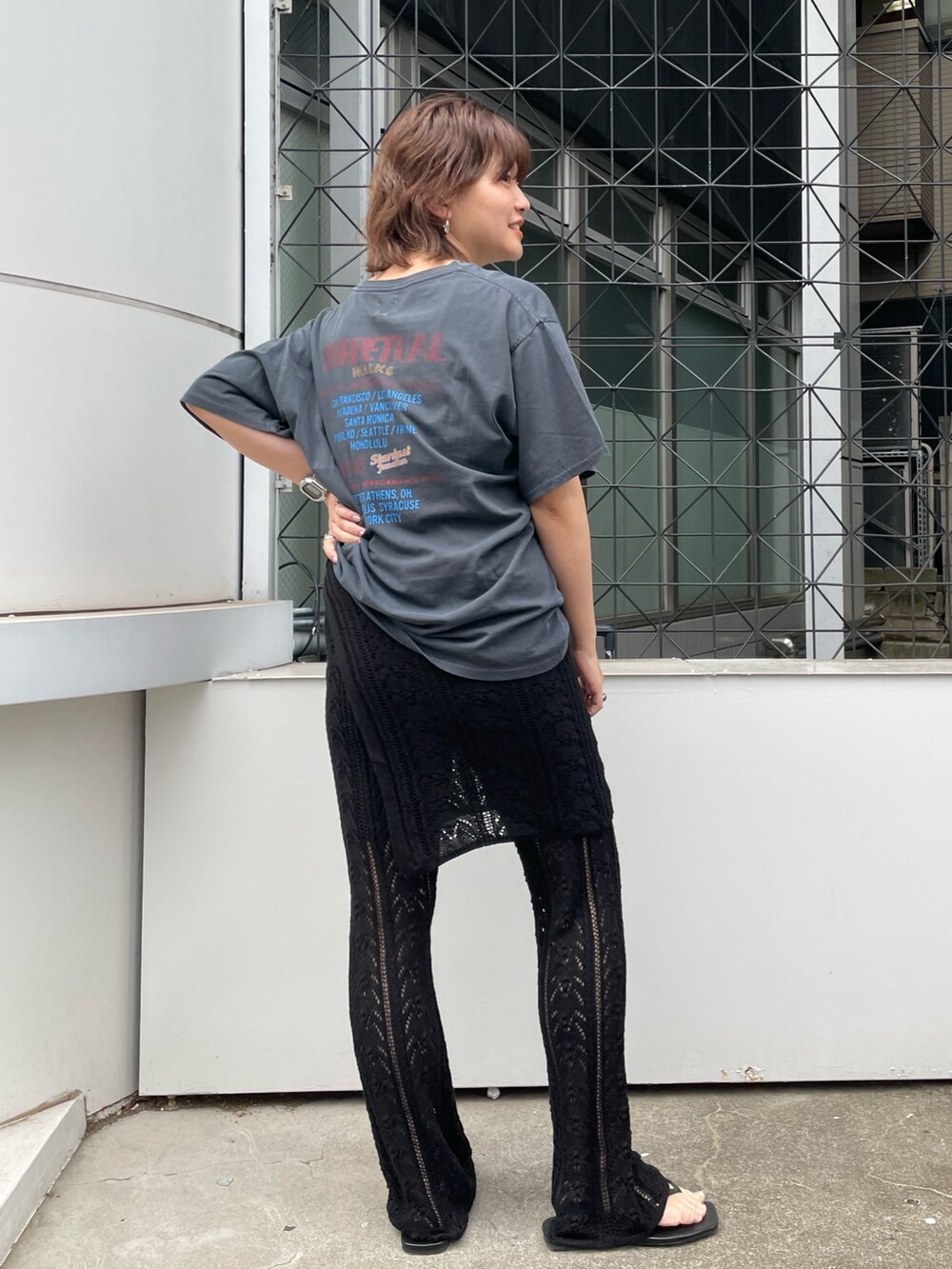 ブラック系のその他パンツ、グレー系のTシャツ/カットソー、ブラック系のサンダルを着用したレディースの春コーディネートの3枚目の写真