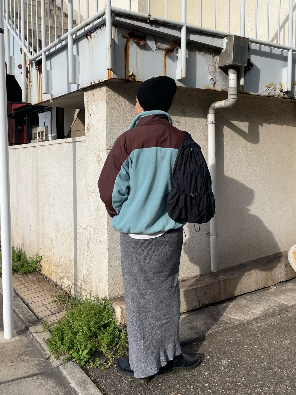 ブルー系のブルゾン、グレー系のスカート、ブラック系のニットキャップ/ビーニーを着用したレディースの秋コーディネートの3枚目の写真