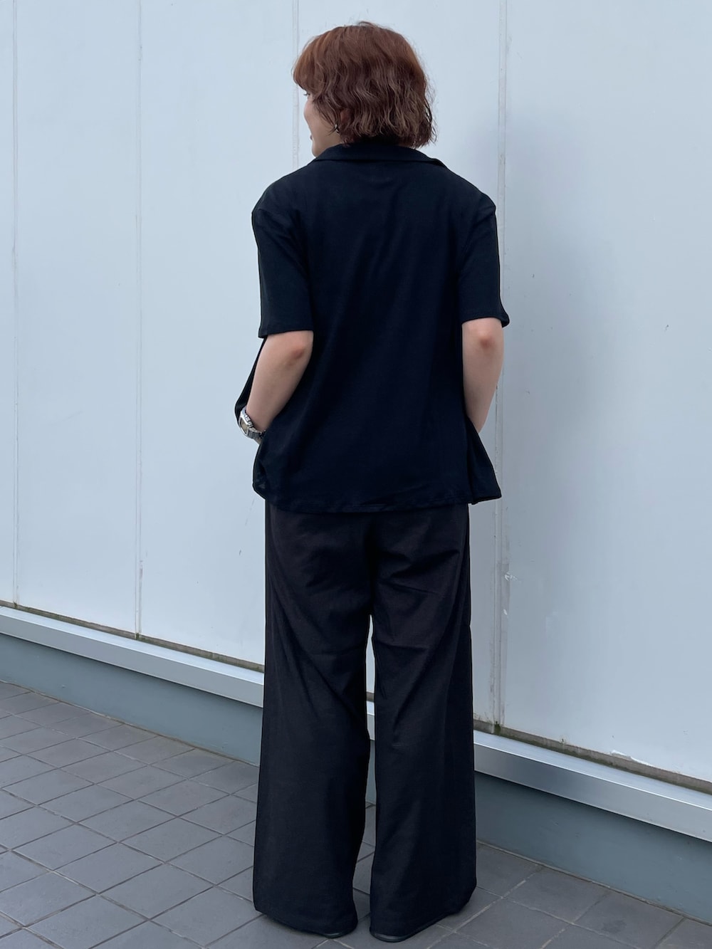 ブラック系のカーディガン/ボレロ、ブラック系のタンクトップ、ブラック系のその他パンツを着用したレディースの夏コーディネートの3枚目の写真