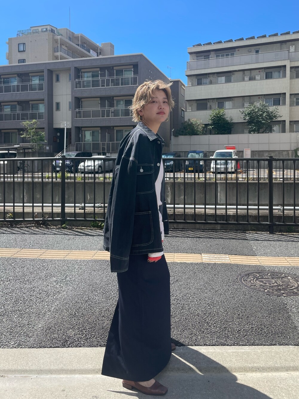 ホワイト系のTシャツ/カットソー、レッド系のTシャツ/カットソー、ブルー系のスカートを着用したレディースの秋コーディネートの3枚目の写真