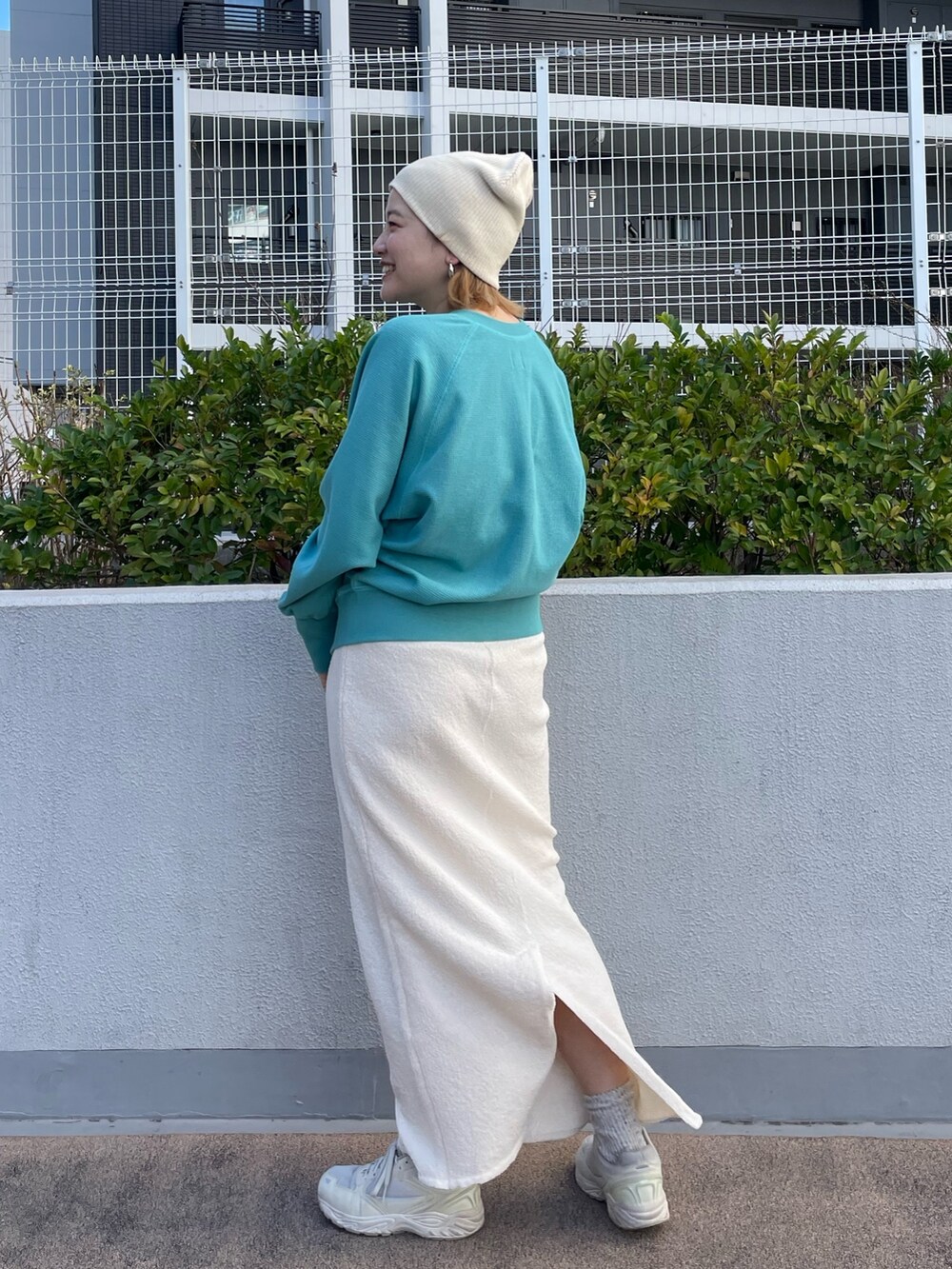 ブルー系のカーディガン/ボレロ、ホワイト系のスカート、ブラック系のニットキャップ/ビーニーを着用したレディースの春コーディネートの3枚目の写真