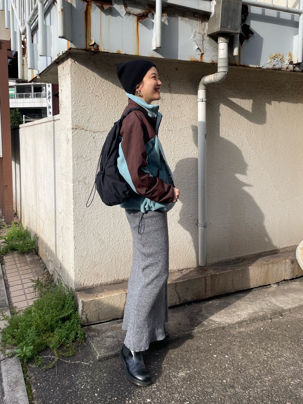 ブルー系のブルゾン、グレー系のスカート、ブラック系のニットキャップ/ビーニーを着用したレディースの秋コーディネートの4枚目の写真