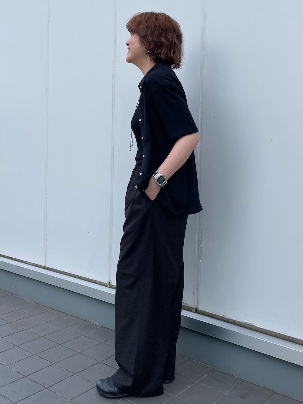 ブラック系のカーディガン/ボレロ、ブラック系のタンクトップ、ブラック系のその他パンツを着用したレディースの夏コーディネートの2枚目の写真