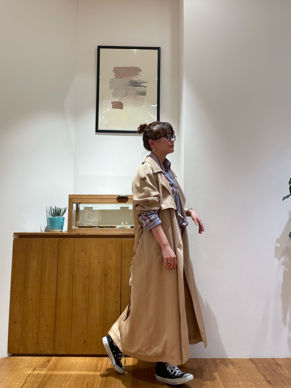 ブルー系のシャツ/ブラウス、ベージュ系のトレンチコート、グレー系のスウェットパンツを着用したレディースの冬コーディネートの4枚目の写真