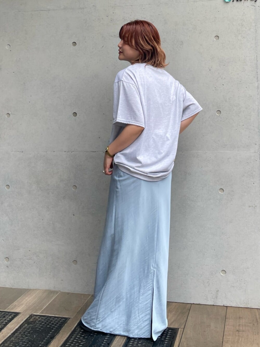 グレー系のTシャツ/カットソー、ブルー系のスカートを着用したレディースの夏コーディネートの3枚目の写真