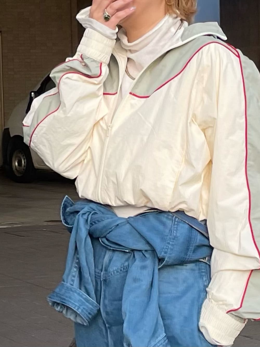 ホワイト系のブルゾン、パープル系のTシャツ/カットソー、ブルー系のつなぎ/オールインワンを着用したレディースの冬コーディネートの4枚目の写真