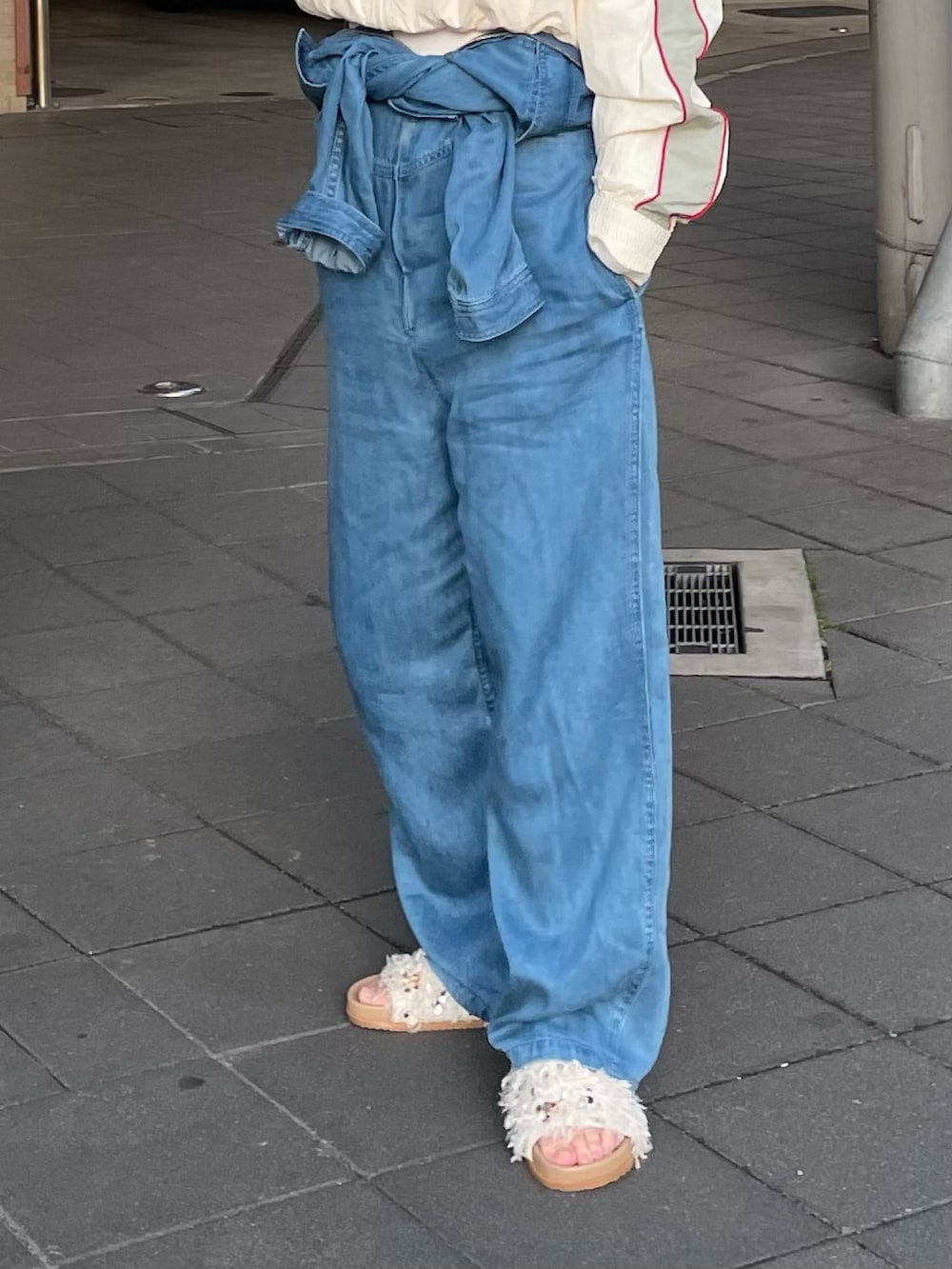 ホワイト系のブルゾン、パープル系のTシャツ/カットソー、ブルー系のつなぎ/オールインワンを着用したレディースの冬コーディネートの5枚目の写真