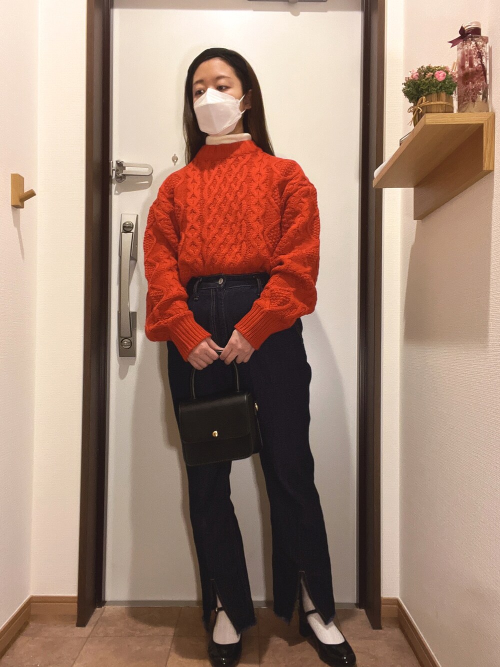 「私の推しブランド、coen、冬コーデ、ニット、大人カジュアル、赤、デニム、デニムパンツ、パンプス、お洒落さんとつながりたい、休日スタイル、ラフ、パンツスタイル、プチプラ、赤ニット」｜「coenの［洗える］ケーブル縄編みニット（ニット/セーター、レッド系）」を使った、ちゃそさん（レディース・153cm）の冬コーディネートの3枚目の写真