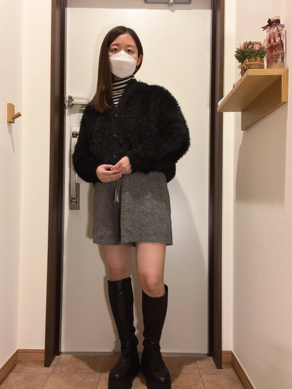 「冬コーデ、大人カジュアル、お洒落さんとつながりたい、カーディガン、ショートパンツ、ブーツ、黒、ボーダー、プチプラ、GU、ボーダートップス、フェザー、パンツスタイル、ブラック、レイヤードスタイル」｜「GUのアイテム（カーディガン/ボレロ、ブラック系）」を使った、ちゃそさん（レディース・153cm）の冬コーディネートの3枚目の写真