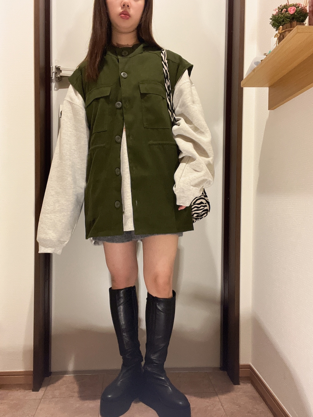 「私の推しブランド、Discoat、お洒落さんとつながりたい、春先取り、スウェット、ベスト、ミリタリー、カーキ、オトナカワイイ、リラックススタイル、オトナカジュアル、カジュアルコーデ、デートコーデ、ブーツ、ビッグシルエット」｜「DISCOATのアニマルグラフィックビッグスウェット（スウェット、ベージュ系）」を使った、ちゃそさん（レディース・153cm）の冬コーディネートの3枚目の写真