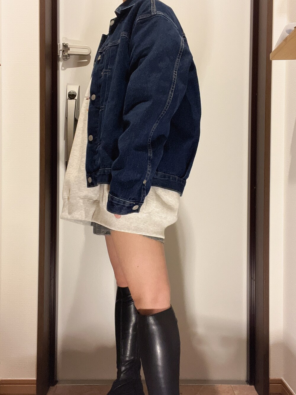 「私の推しブランド、Discoat、お洒落さんとつながりたい、スウェット、ビッグシルエット、ブーツ、デニム、トートバッグ、オトナカワイイ、春先取り、春、春コーデ、デニムジャケット、カジュアルコーデ、オトナカジュアル」｜「GUのアイテム（デニムジャケット、ブルー系）」を使った、ちゃそさん（レディース・153cm）の冬コーディネートの3枚目の写真
