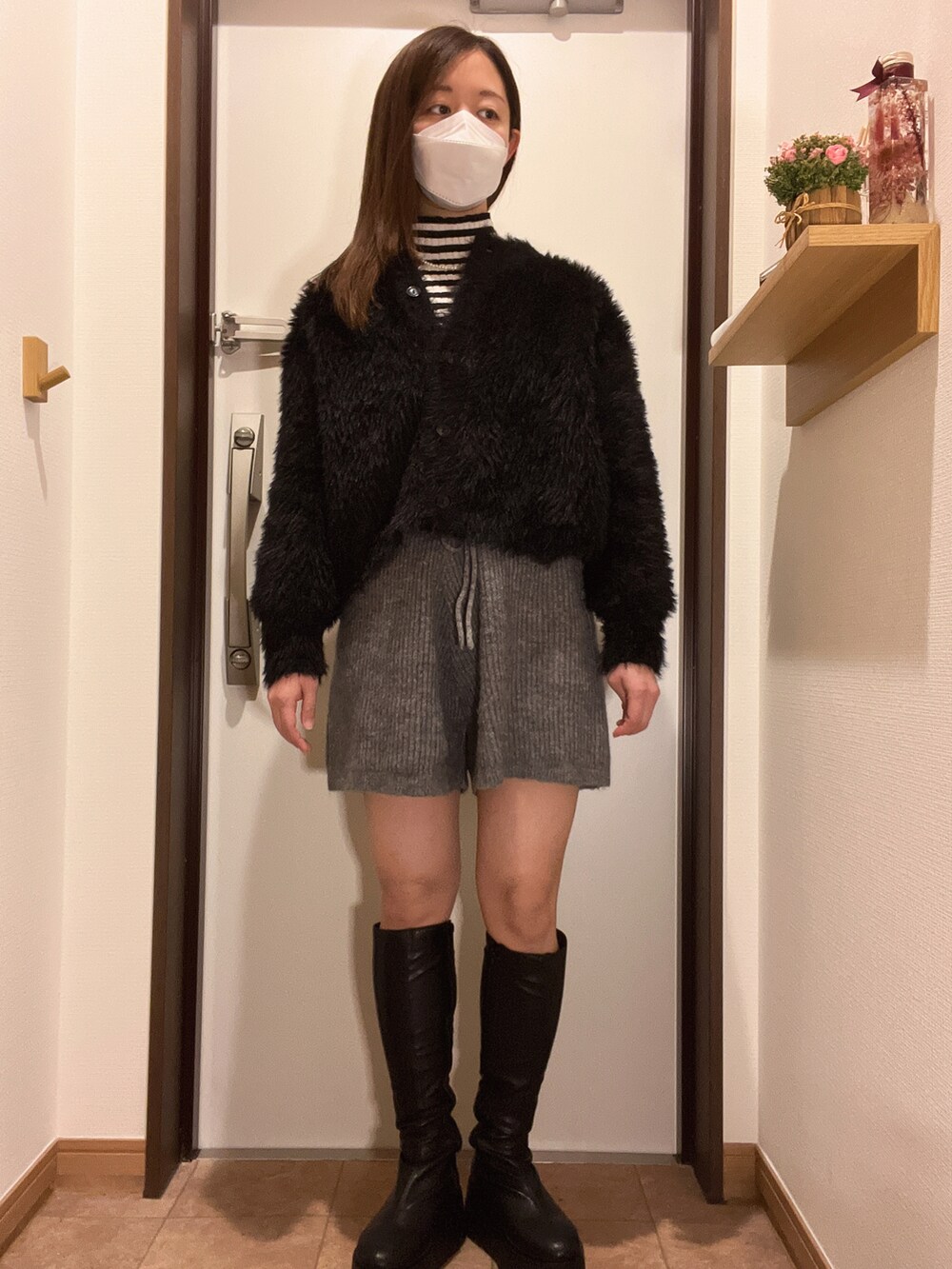 「冬コーデ、大人カジュアル、お洒落さんとつながりたい、カーディガン、ショートパンツ、ブーツ、黒、ボーダー、プチプラ、GU、ボーダートップス、フェザー、パンツスタイル、ブラック、レイヤードスタイル」｜「GUのアイテム（カーディガン/ボレロ、ブラック系）」を使った、ちゃそさん（レディース・153cm）の冬コーディネートの2枚目の写真