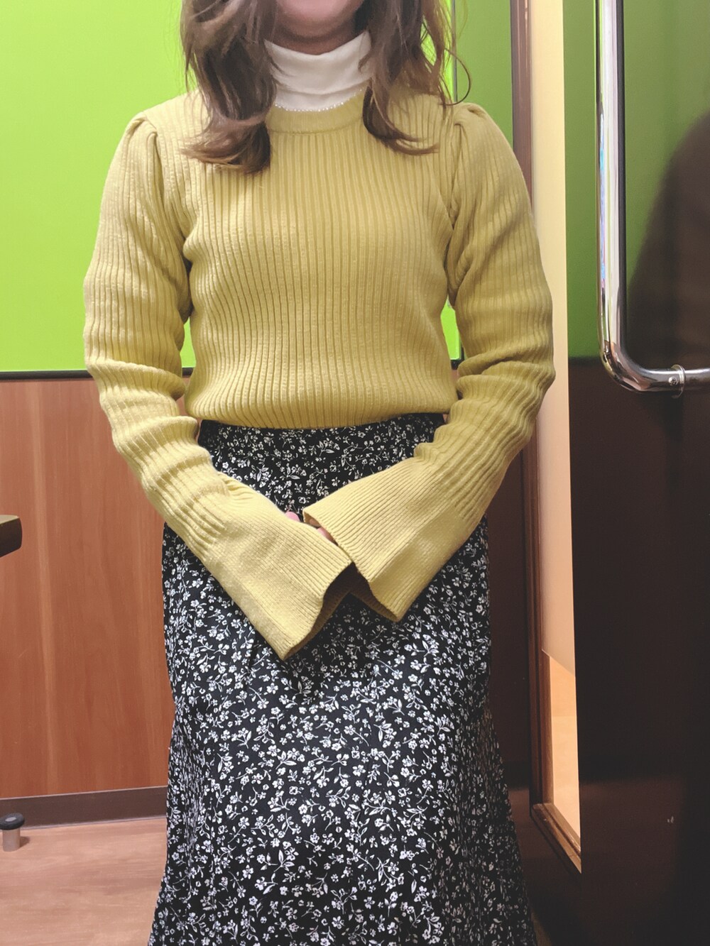 「冬コーデ、カラーニット、イエローコーデ、おしゃれさんと繋がりたい、低身長女子、スカート、お出かけコーデ、カジュアルコーデ、休日コーデ、ロングスカート、カラーコーデ、153cm、大人かわいい、プチプラコーデ、花柄」｜「CIAOPANIC TYPYの□袖フレアリブニット（ニット/セーター、イエロー系）」を使った、ちゃそさん（レディース・153cm）の冬コーディネートの3枚目の写真