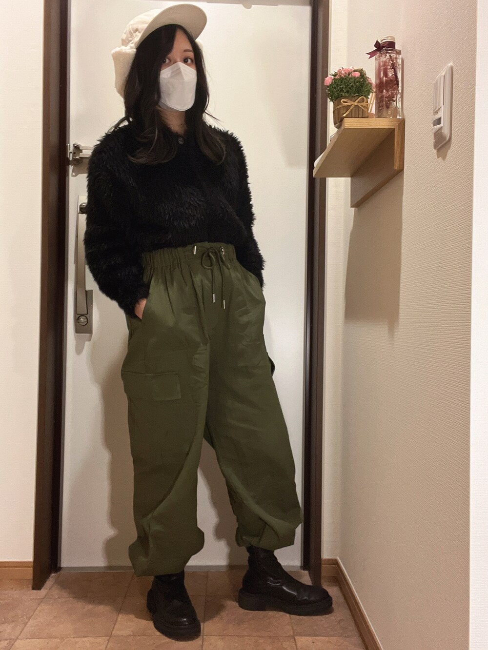 「カジュアルコーデ、ミリタリー、カーゴパンツ、カーディガン、カーキ、黒、キャップ、ブーツ、春コーデ、春、着回しコーデ、カジュアル、シンプルコーデ、GU、GRL」｜「GRLのアイテム（カーゴパンツ、グリーン系）」を使った、ちゃそさん（レディース・153cm）の冬コーディネートの2枚目の写真