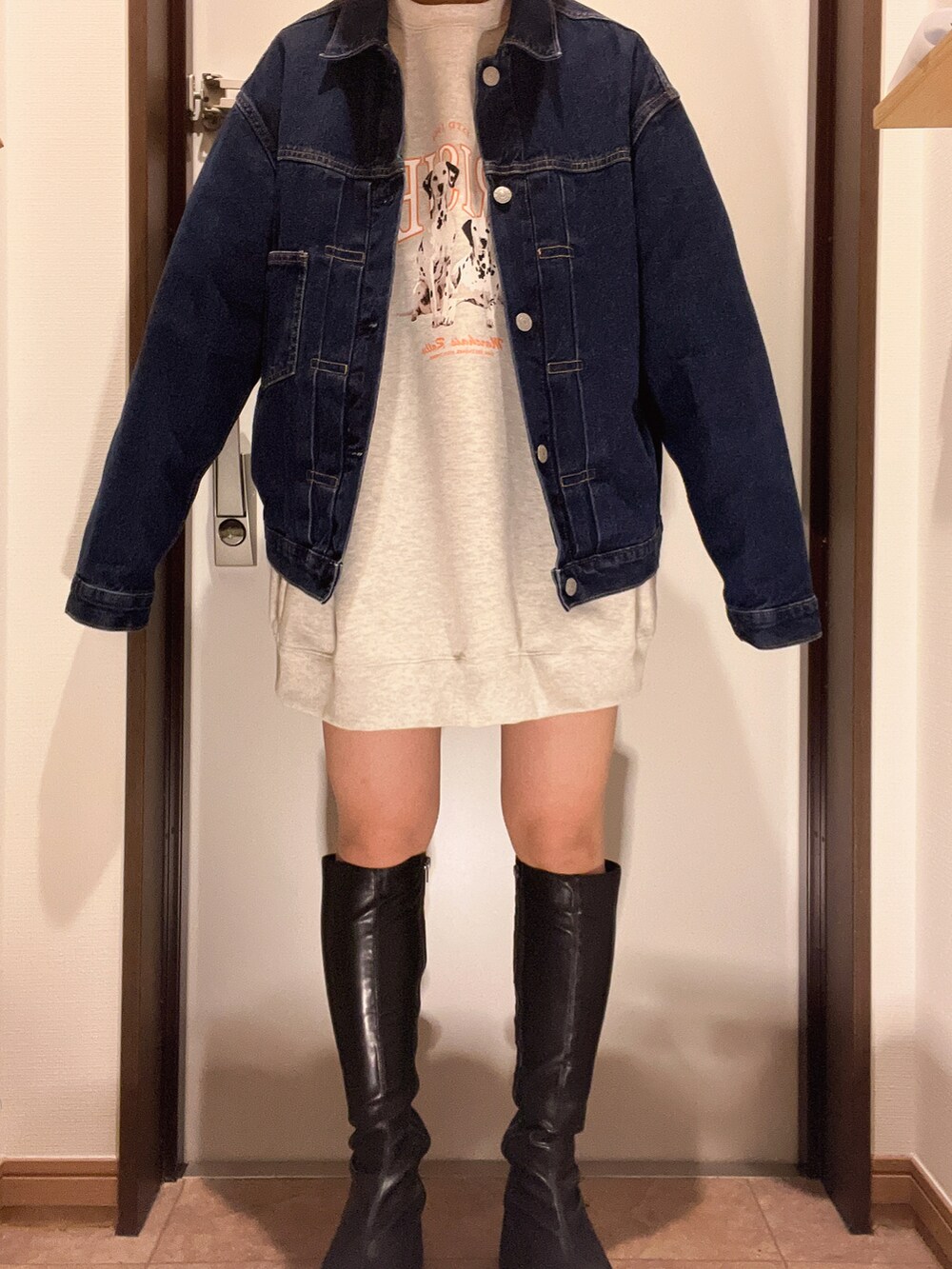「私の推しブランド、Discoat、お洒落さんとつながりたい、スウェット、ビッグシルエット、ブーツ、デニム、トートバッグ、オトナカワイイ、春先取り、春、春コーデ、デニムジャケット、カジュアルコーデ、オトナカジュアル」｜「GUのアイテム（デニムジャケット、ブルー系）」を使った、ちゃそさん（レディース・153cm）の冬コーディネートの2枚目の写真
