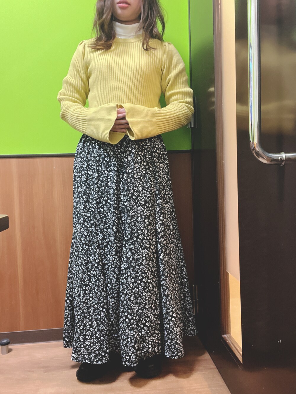 「冬コーデ、カラーニット、イエローコーデ、おしゃれさんと繋がりたい、低身長女子、スカート、お出かけコーデ、カジュアルコーデ、休日コーデ、ロングスカート、カラーコーデ、153cm、大人かわいい、プチプラコーデ、花柄」｜「CIAOPANIC TYPYの□袖フレアリブニット（ニット/セーター、イエロー系）」を使った、ちゃそさん（レディース・153cm）の冬コーディネートの2枚目の写真