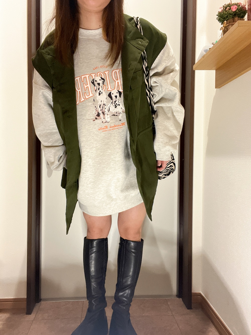 「私の推しブランド、Discoat、お洒落さんとつながりたい、春先取り、スウェット、ベスト、ミリタリー、カーキ、オトナカワイイ、リラックススタイル、オトナカジュアル、カジュアルコーデ、デートコーデ、ブーツ、ビッグシルエット」｜「DISCOATのアニマルグラフィックビッグスウェット（スウェット、ベージュ系）」を使った、ちゃそさん（レディース・153cm）の冬コーディネートの4枚目の写真