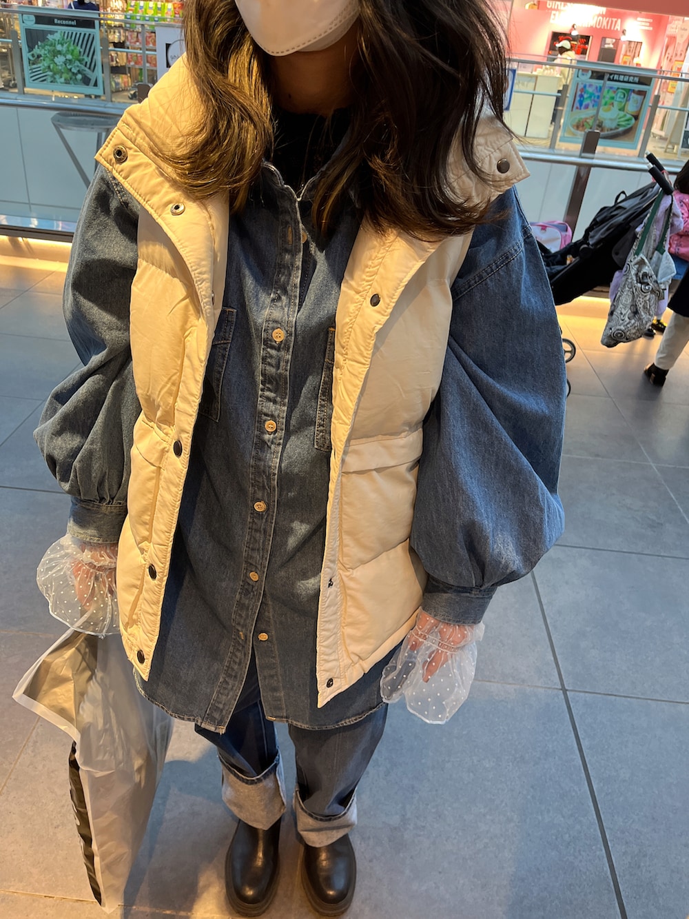 「春コーデ、大人カジュアル、デニム、デニムパンツ、ダウンベスト、アームカバー、ロールアップ、カジュアル、セットアップ、古着MIX、カジュアルコーデ、いいね、save、フォローお願いします🤑、おしゃれさんと繋がりたい、ゆるコーデ、ブーツ」｜「c.u.lのオーバーサイズ ユニセックス ハイネック中綿ダウンベスト culw261（ダウンベスト、ホワイト系）」を使った、ちゃそさん（レディース・153cm）の冬コーディネートの3枚目の写真