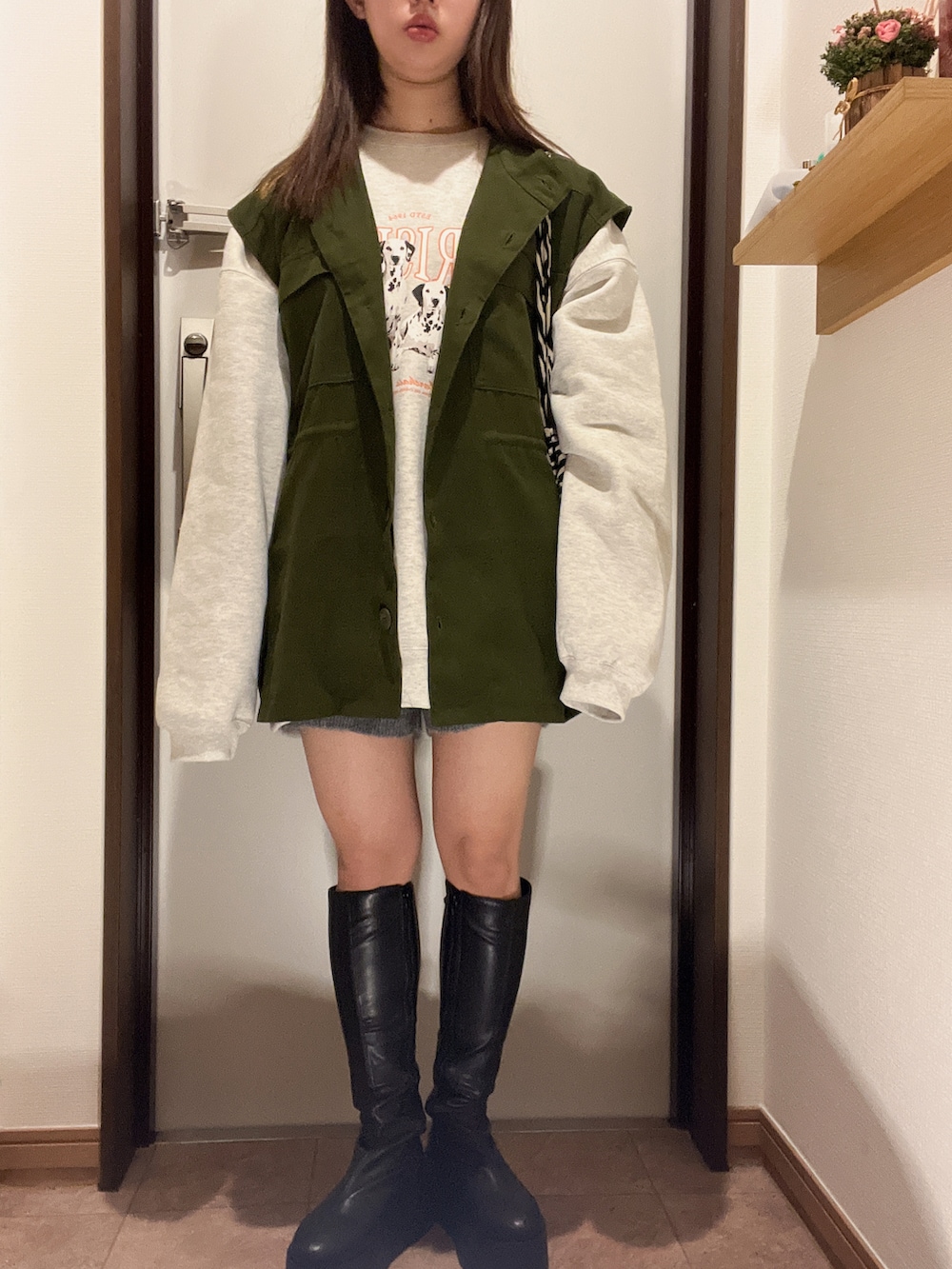 「私の推しブランド、Discoat、お洒落さんとつながりたい、春先取り、スウェット、ベスト、ミリタリー、カーキ、オトナカワイイ、リラックススタイル、オトナカジュアル、カジュアルコーデ、デートコーデ、ブーツ、ビッグシルエット」｜「DISCOATのアニマルグラフィックビッグスウェット（スウェット、ベージュ系）」を使った、ちゃそさん（レディース・153cm）の冬コーディネートの2枚目の写真