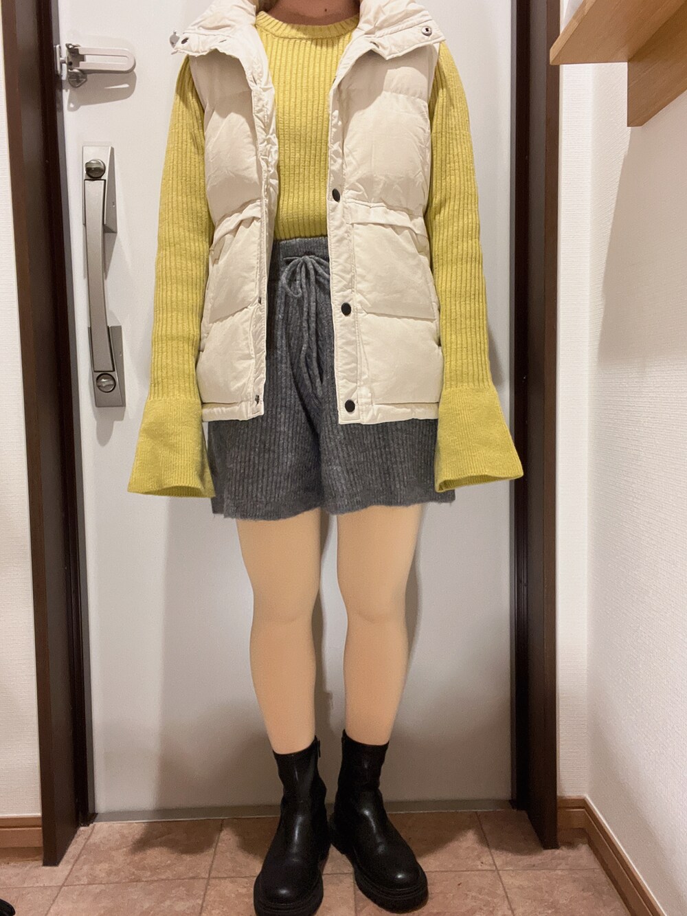 「お洒落さんとつながりたい、私の推しブランド、Kastane、ショートパンツ、ブーツ、カラーニット、ニット、イエロー、いいね、save、フォローお願いします🤑、ダウンベスト、カジュアルコーデ、骨格ウェーブ、冬、オトナカジュアル、ベスト」｜「c.u.lのオーバーサイズ ユニセックス ハイネック中綿ダウンベスト culw261（ダウンベスト、ホワイト系）」を使った、ちゃそさん（レディース・153cm）の冬コーディネートの2枚目の写真