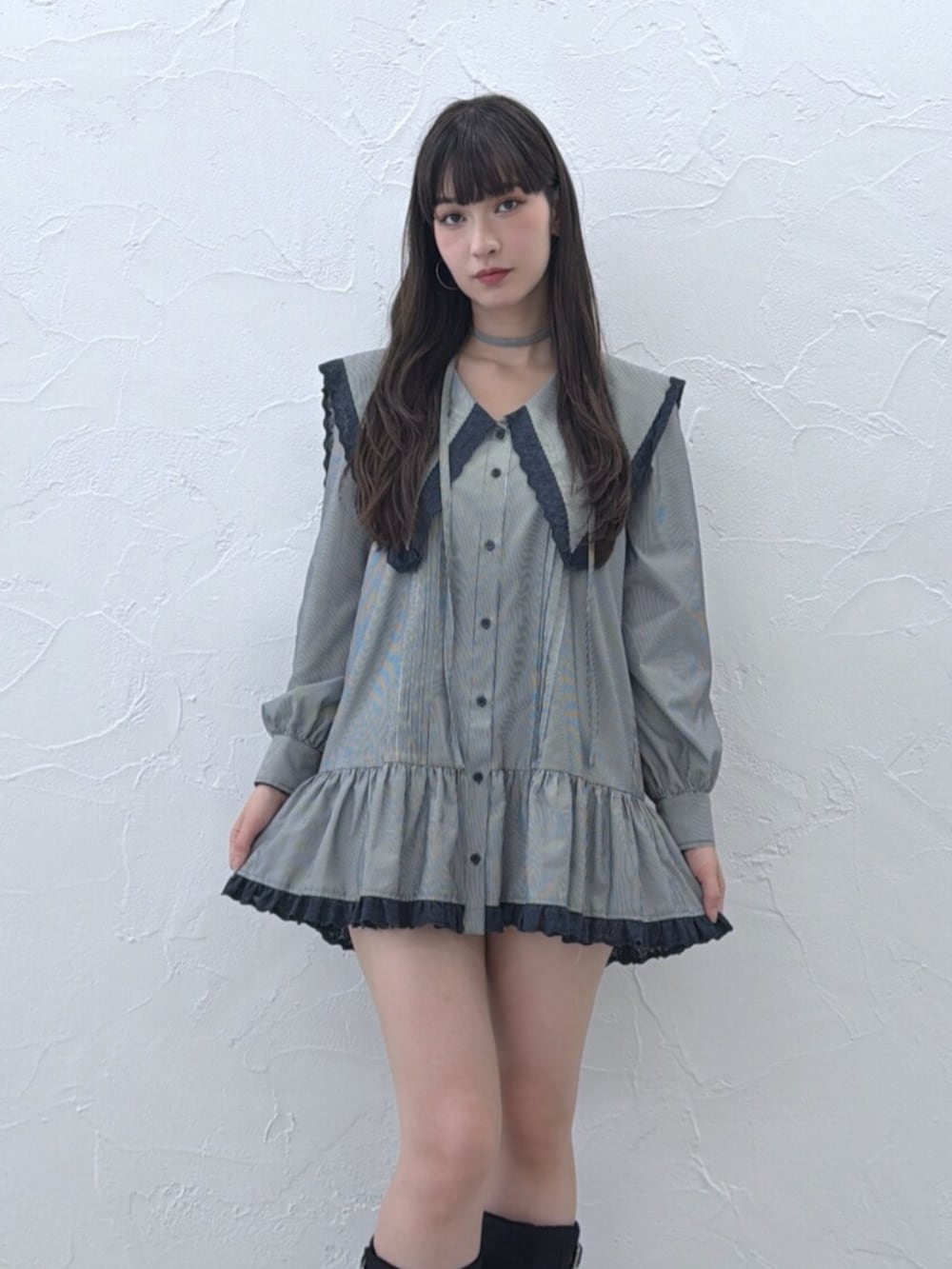 グレー系のワンピース、ブラック系のブーツを着用したレディースの夏コーディネートの4枚目の写真