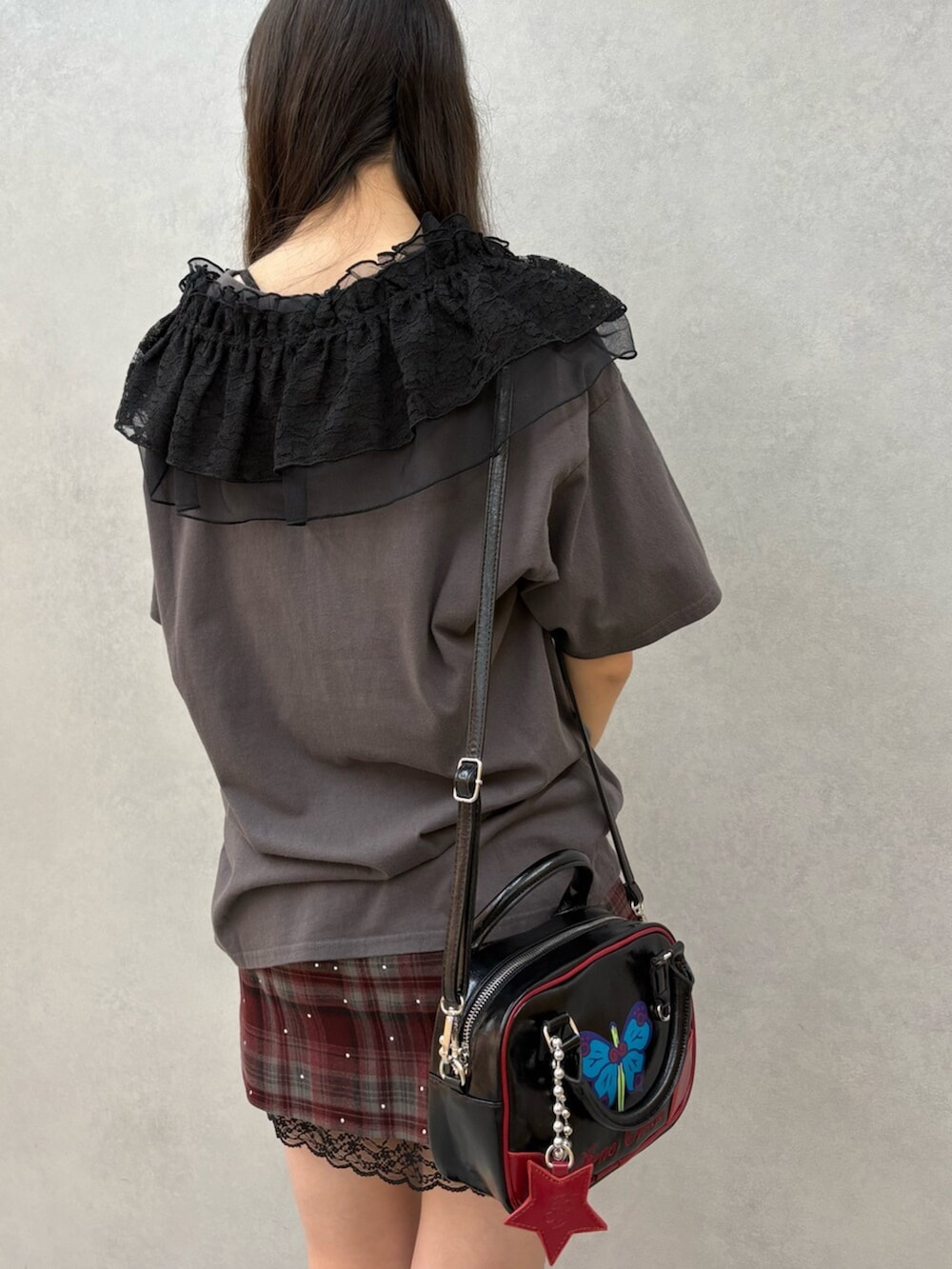 ブラック系のブーツ、レッド系のスカート、ブラック系のTシャツ/カットソーを着用したレディースの冬コーディネートの5枚目の写真