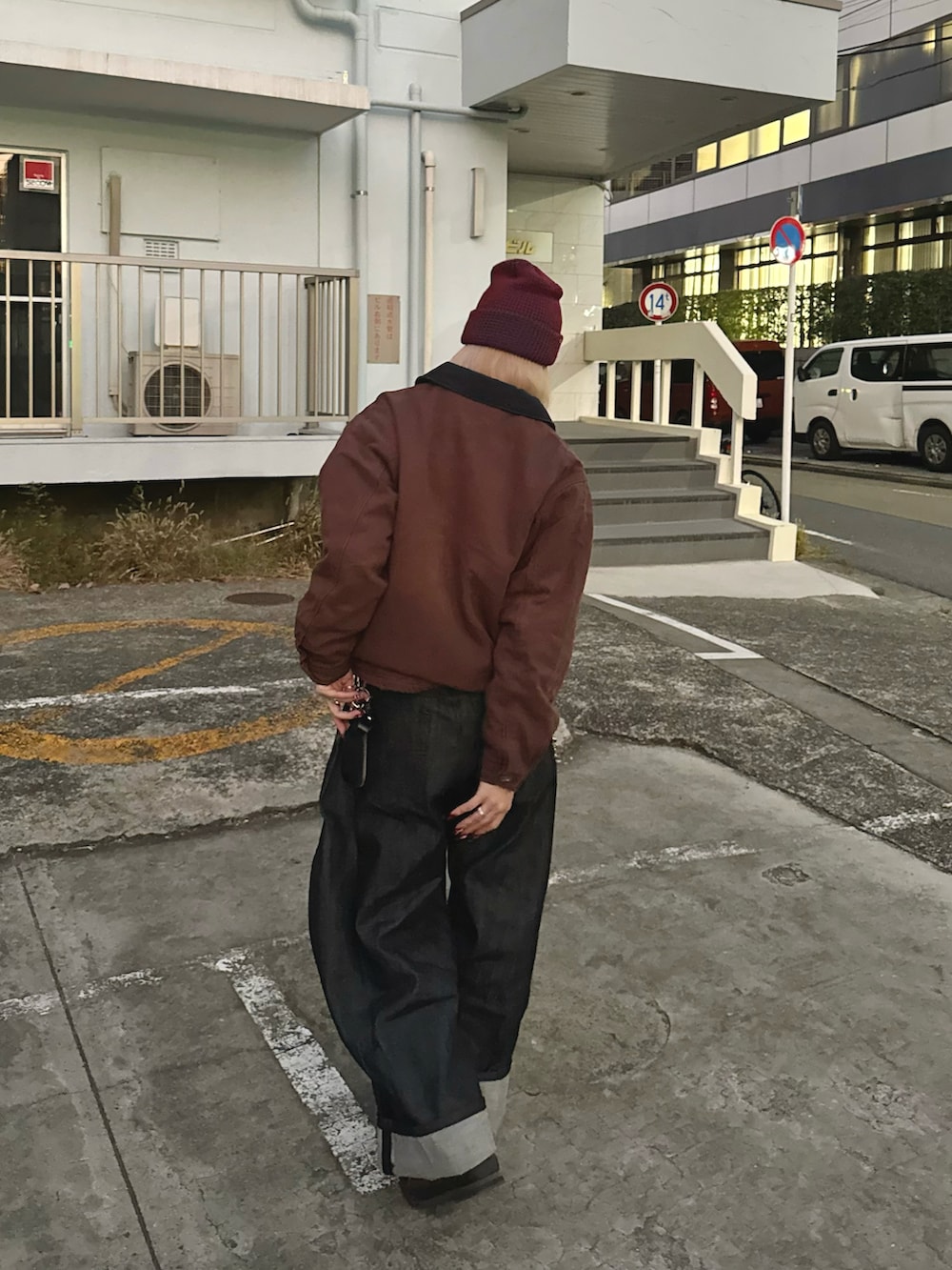 ブラウン系のブルゾン、ブラック系のデニムパンツ、ブラウン系のブーツを着用したレディースの秋コーディネートの4枚目の写真