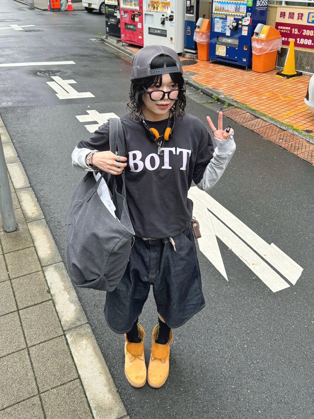 ブラウン系のブーツ、ブルー系のデニムパンツ、ブラック系のTシャツ/カットソーを着用したレディースの秋コーディネートの2枚目の写真