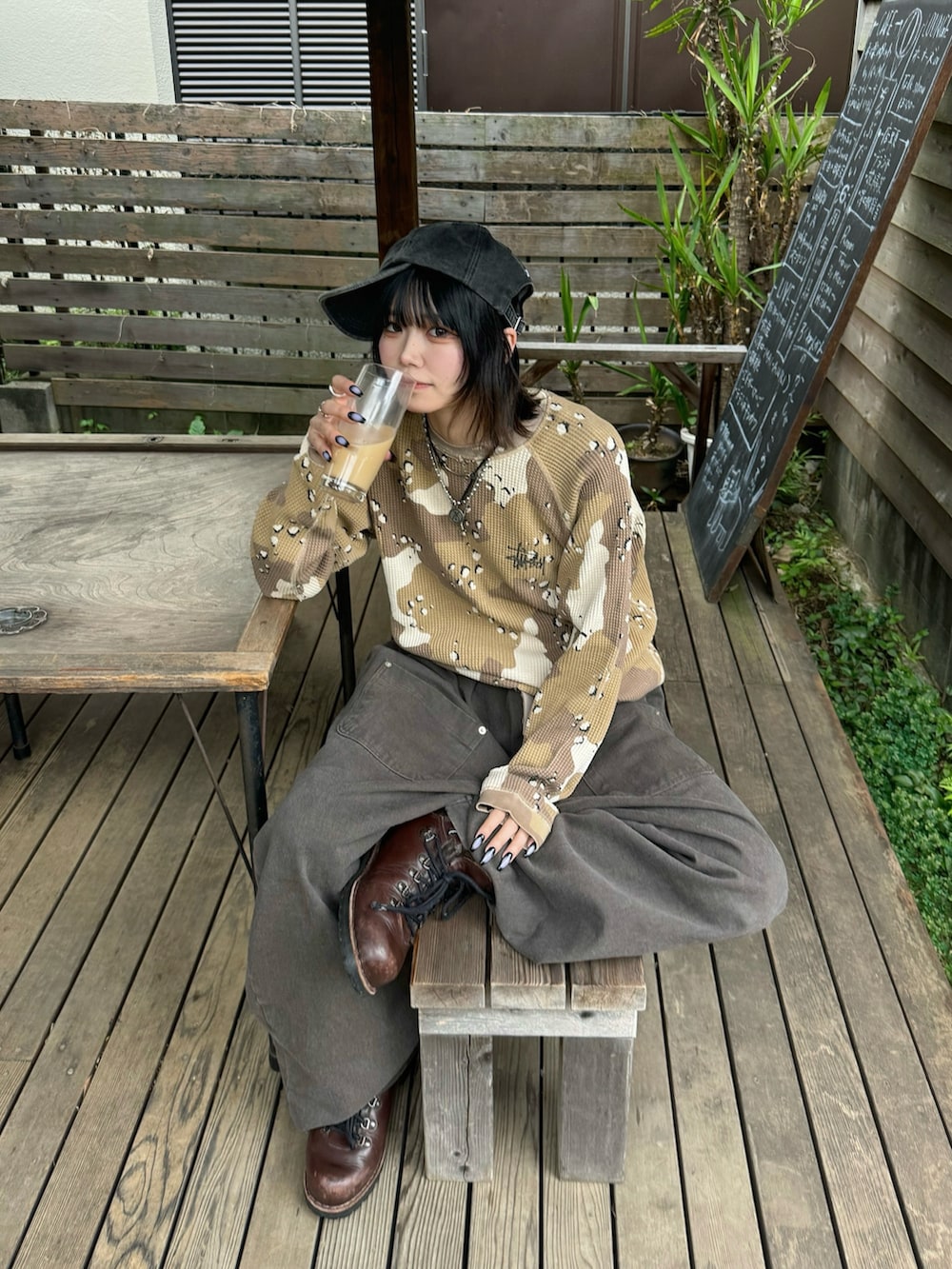 「最近のいい感じコーデ、古着MIX、春服、今日のコーデ、夏服、トレンド、ストリート、海外系ファッション、メンズライク、サーマル、ダブルニー、ブーツ、WEARタイアップ」｜「seazのアイテム（デニムパンツ、ブラウン系）」を使った、ごまだれさん（骨格ウェーブ・レディース・162cm）の春コーディネートの3枚目の写真