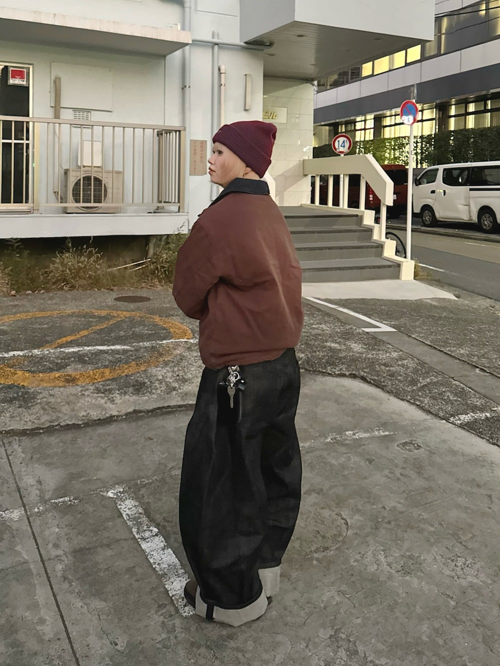 ブラウン系のブルゾン、ブラック系のデニムパンツ、ブラウン系のブーツを着用したレディースの秋コーディネートの2枚目の写真